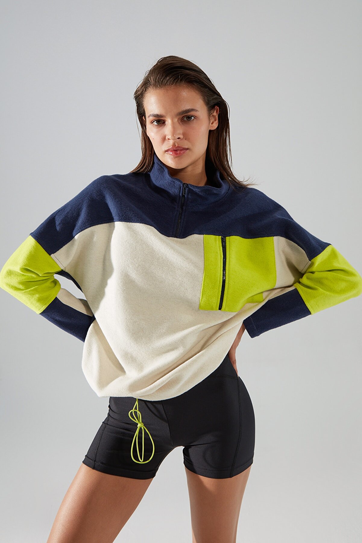TRENDYOLMİLLA Renk Bloklu Cep Detaylı Polar Örme Spor Sweatshirt TWOAW21SW0170