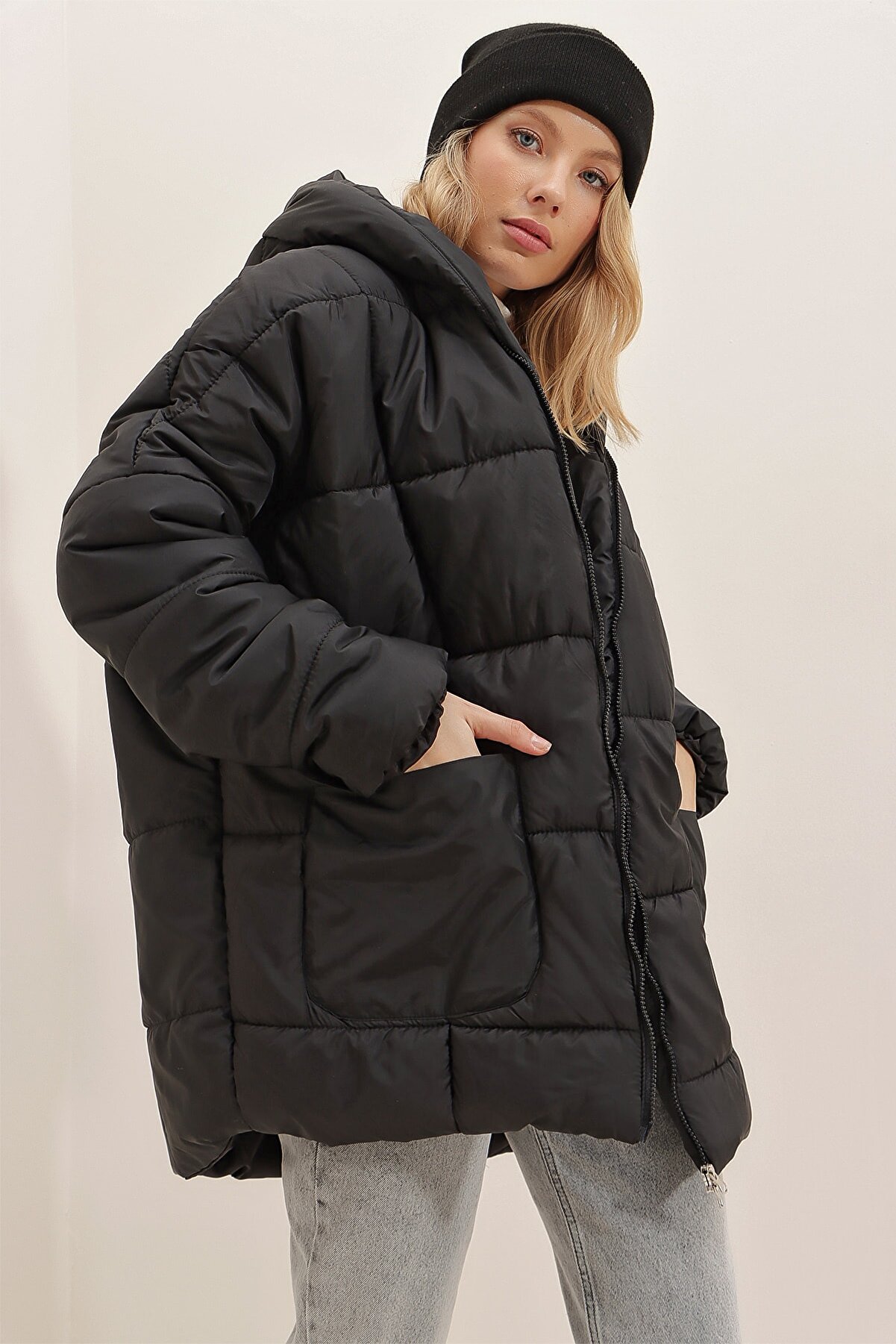 Trend Alaçatı Stili Kadın Siyah Kapüşonlu Dış Cepli Puffer Fashion Oversize Şişme Mont ALC-X7365