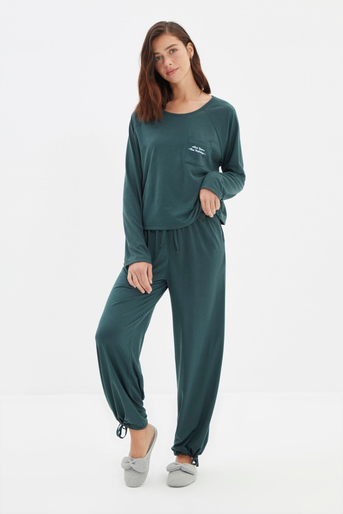 TRENDYOLMİLLA Yeşil Yılbaşı Temalı Baskılı Örme Pijama Takımı THMAW22PT0766