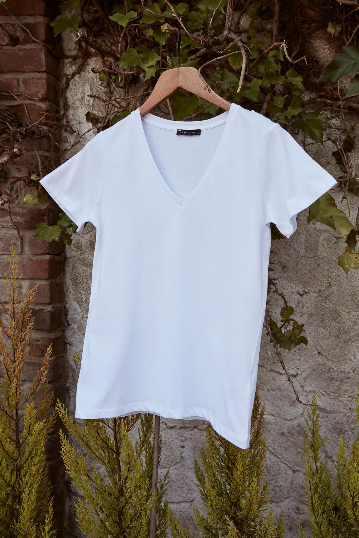 TRENDYOLMİLLA Beyaz %100 Organik Pamuk Basic V Yaka Örme T-Shirt TWOSS20TS0923