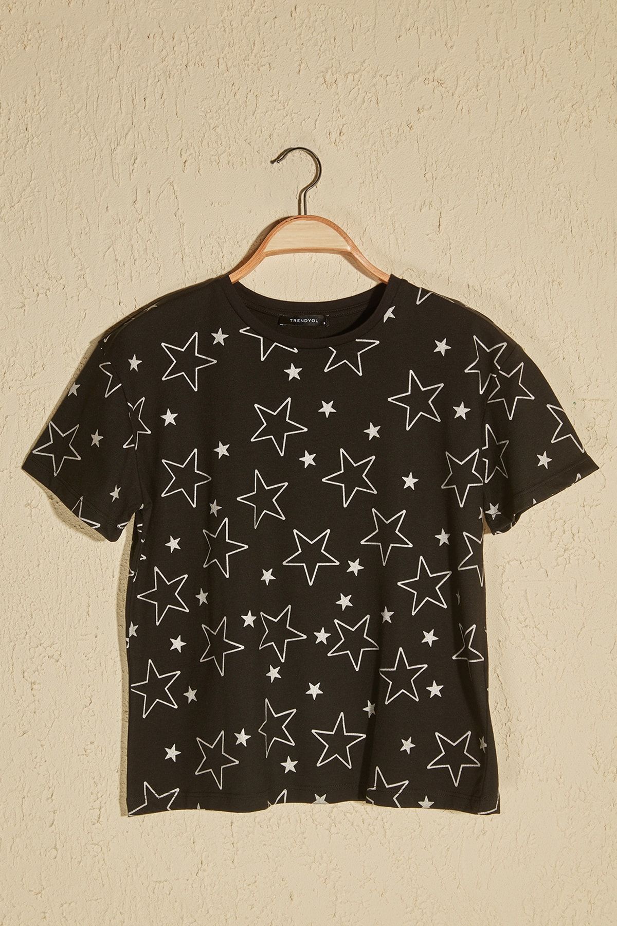 TRENDYOLMİLLA Siyah Yıldız Varak Baskılı Semifitted Örme T-Shirt TWOSS20TS0721