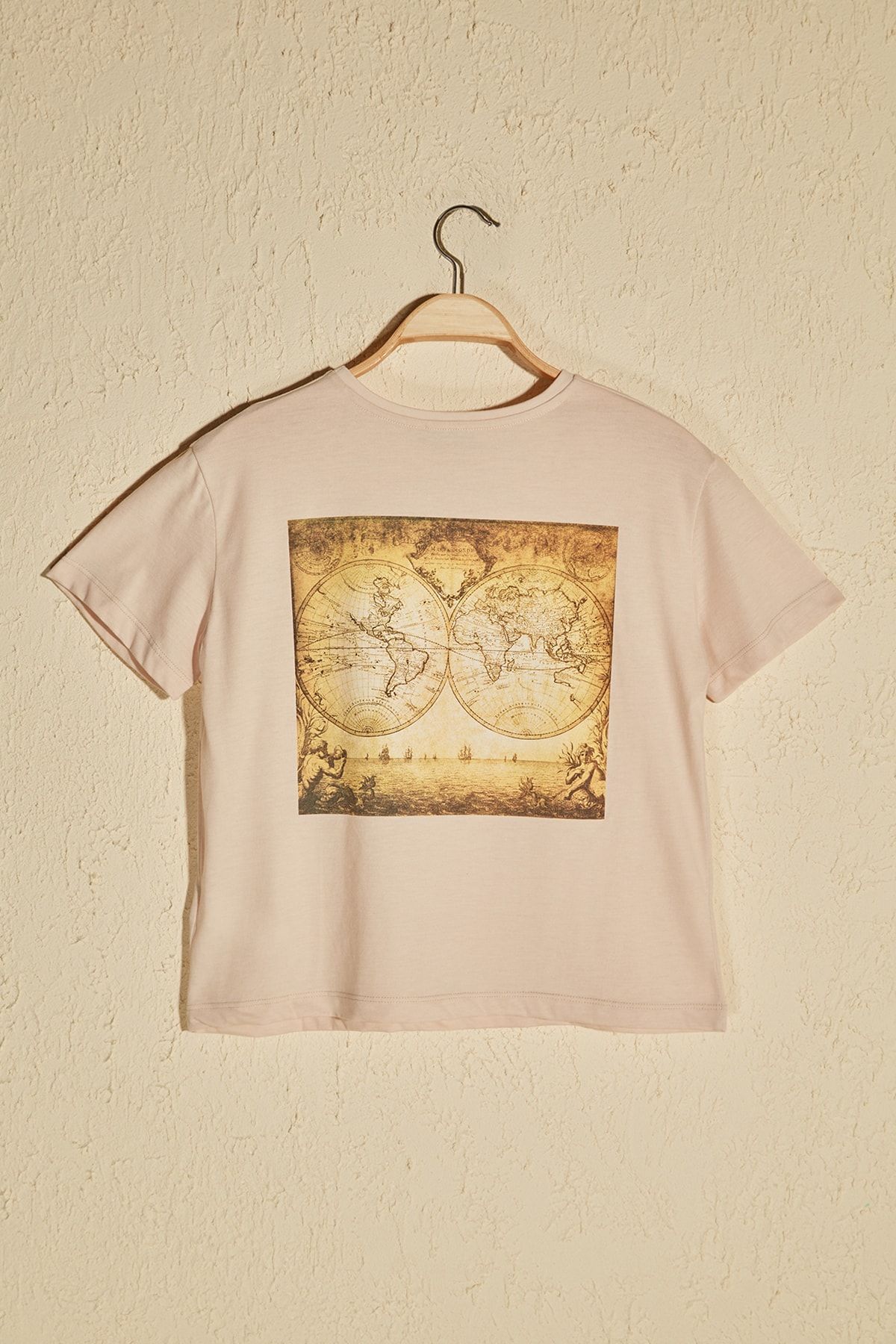 TRENDYOLMİLLA Krem Sırtı Baskılı Semifitted Örme T-Shirt TWOSS20TS1473