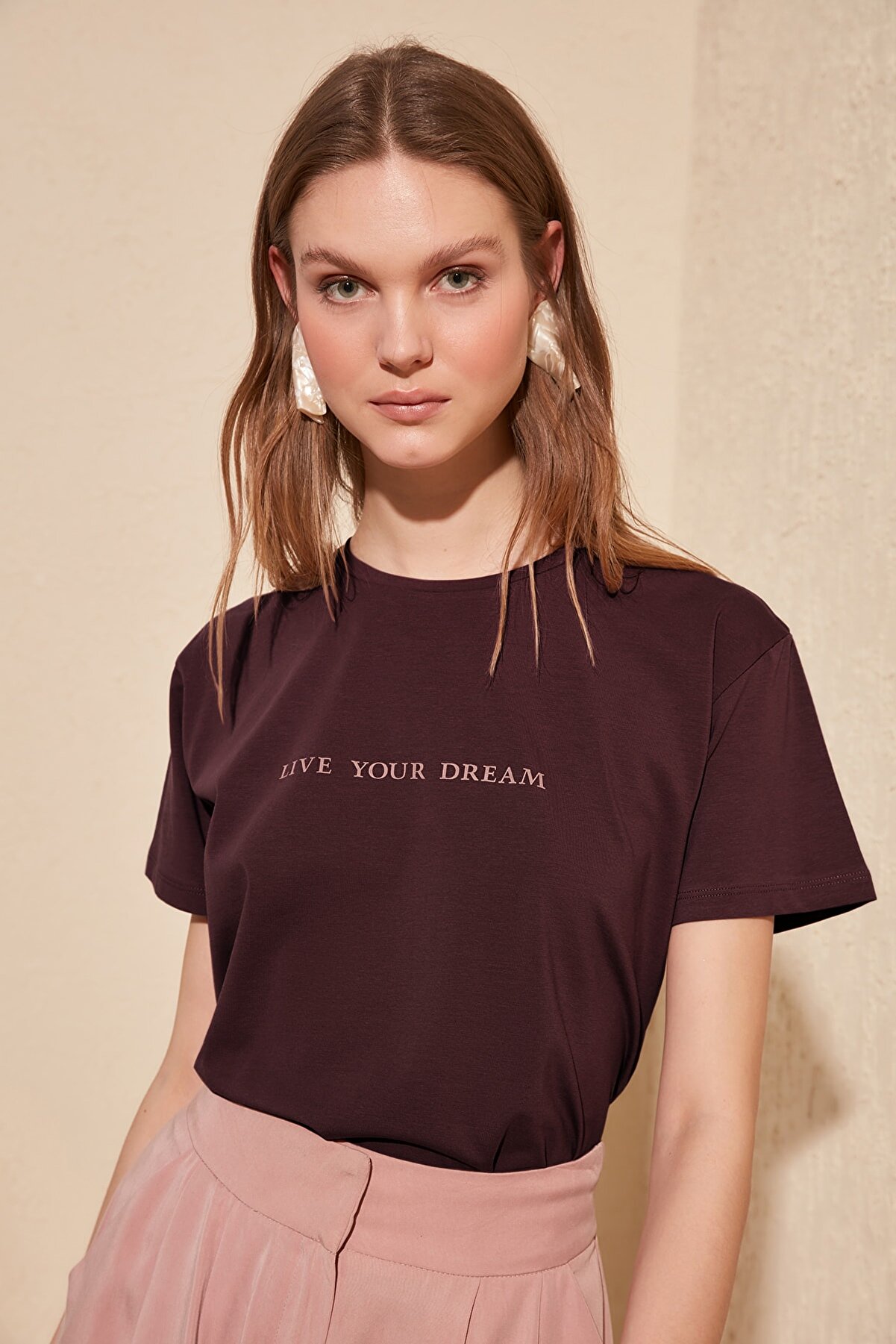 TRENDYOLMİLLA Kahverengi Baskılı Semi-Fitted Örme T-Shirt TWOSS20TS0207