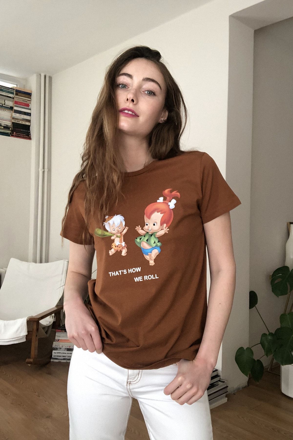 TRENDYOLMİLLA Kahverengi Lisanslı Flintstones Baskılı Basic Örme T-Shirt TWOSS20TS0387