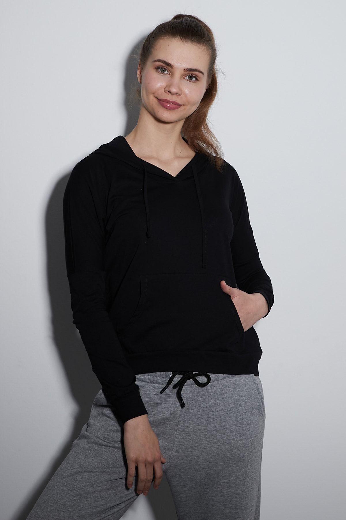 TAKE7 Kadın Siyah Kapüşonlu Uzun Kollu Kanguru Cepli Basic Örme T-shirt