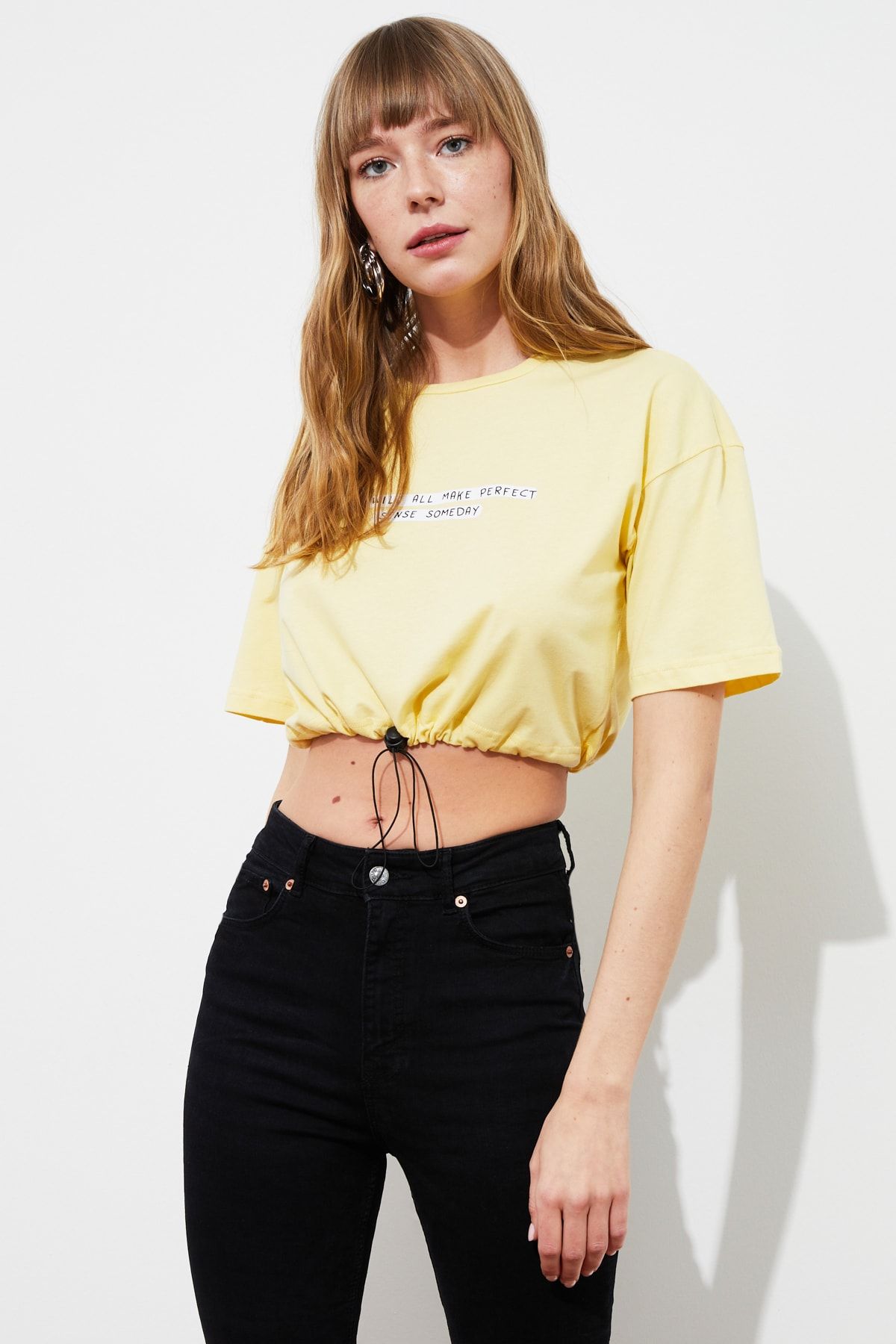 TRENDYOLMİLLA Sarı Baskılı Büzgülü Crop Örme T-Shirt TWOSS21TS1596