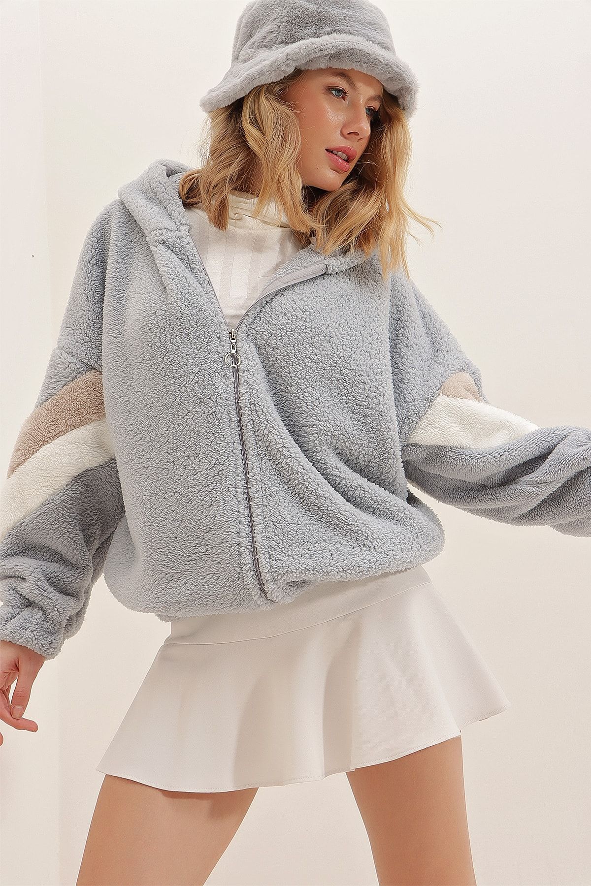 Trend Alaçatı Stili Kadın Gri Kapüşonlu Fermuarlı Kolları Renk Bloklu Oversize Peluş Sweatshirt ALC-547-001