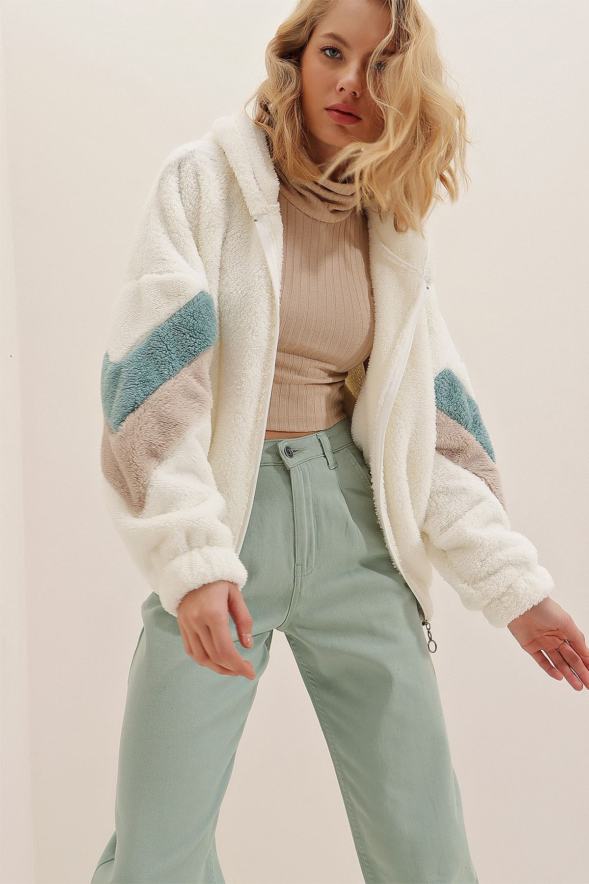 Trend Alaçatı Stili Kadın Ekru Kapüşonlu Fermuarlı Kolları Renk Bloklu Oversize Peluş Sweatshirt ALC-547-001