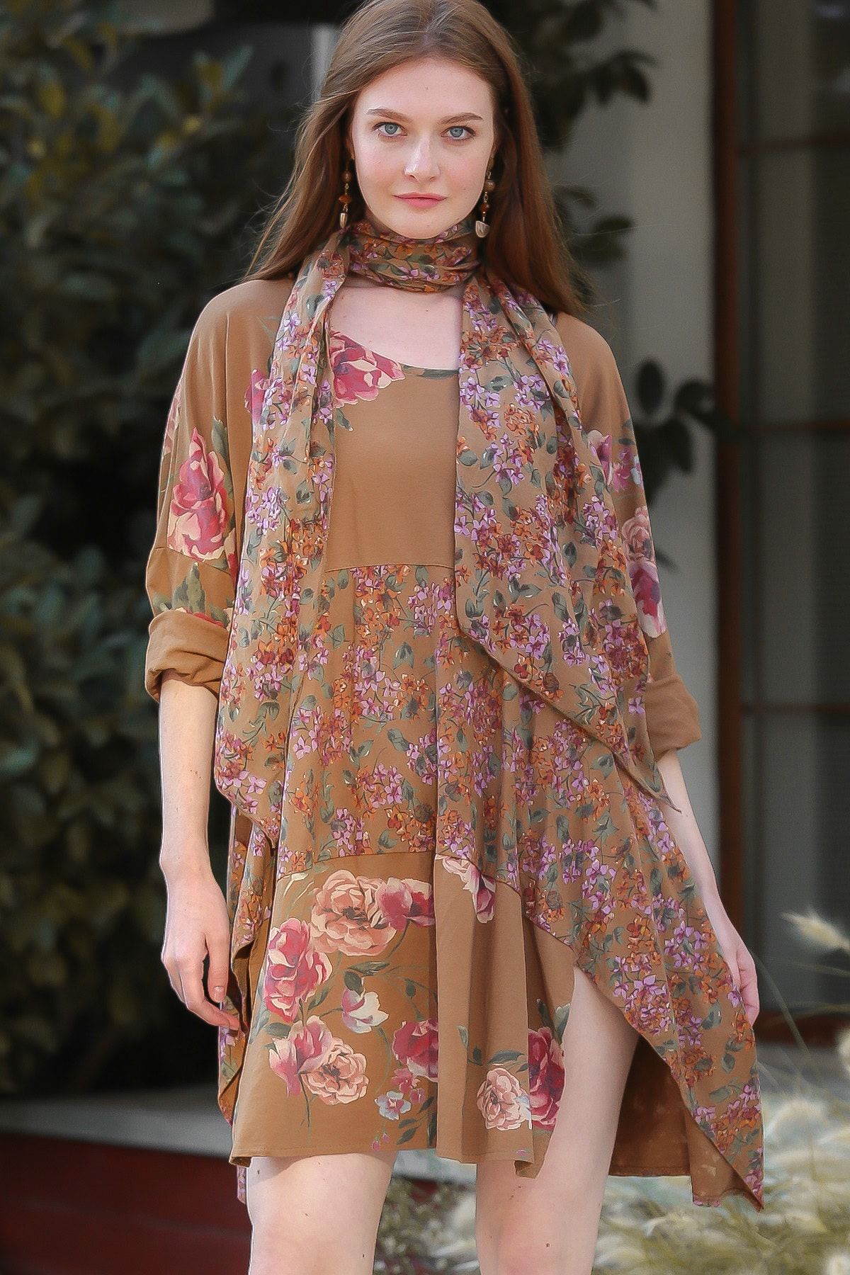 Chiccy Kadın Taba Italyan Sıfır Yaka Gül Desenli Fularlı Yırtmaçlı Oversize Elbise M10160000el94105