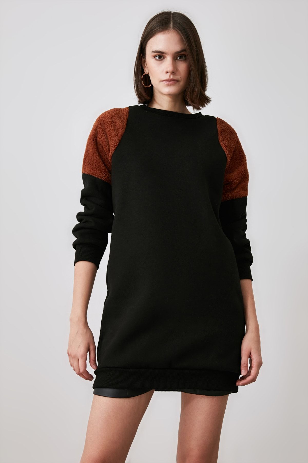 TRENDYOLMİLLA Siyah Omuz Detaylı Mini Örme Elbise TWOAW21EL1800