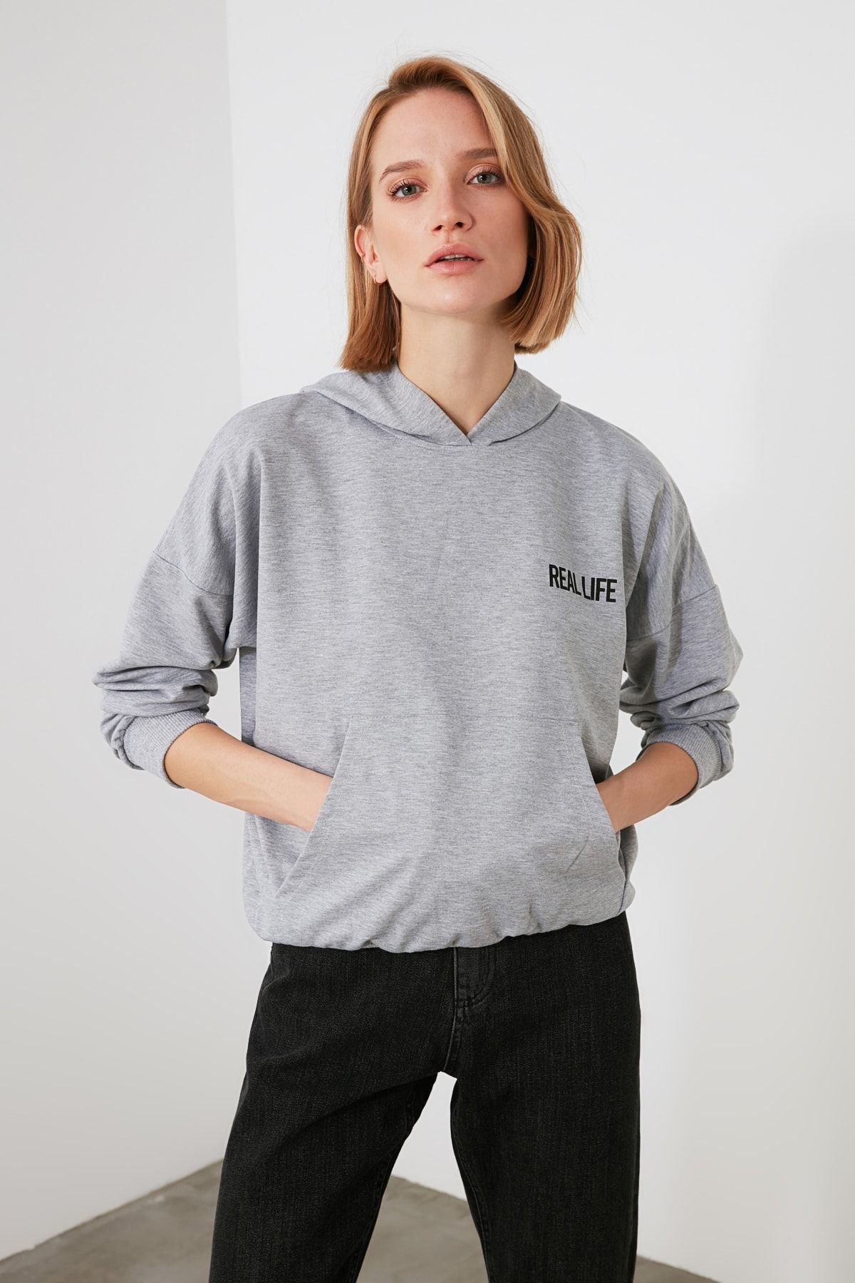 TRENDYOLMİLLA Gri Baskılı Örme Sweatshirt TWOAW21SW1793