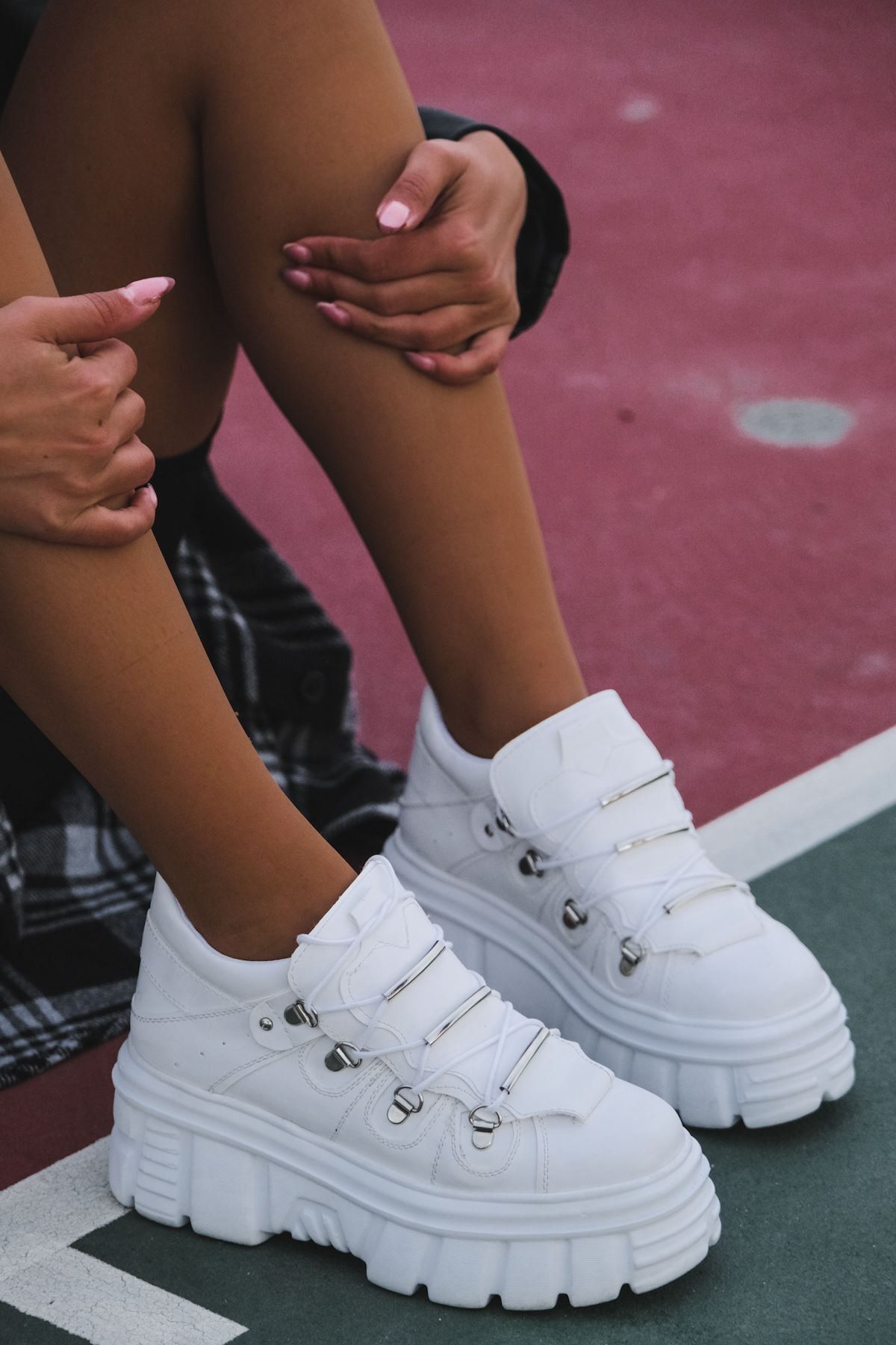 I Love Shoes Kadın Beyaz Mat Deri Metal Detaylı Kalın Taban Yüksek Spor Ayakkabı