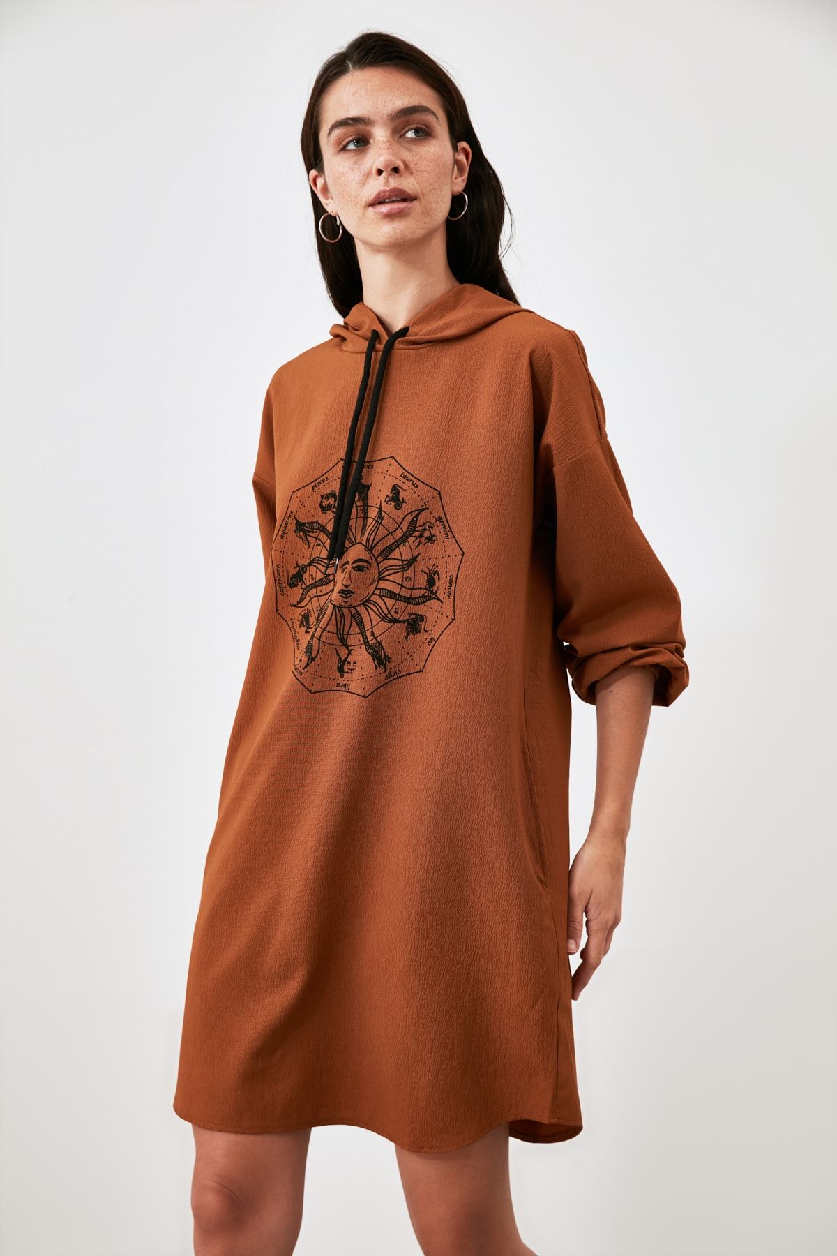 TRENDYOLMİLLA Camel Baskılı Kapüşonlu Elbise TWOAW21EL2036