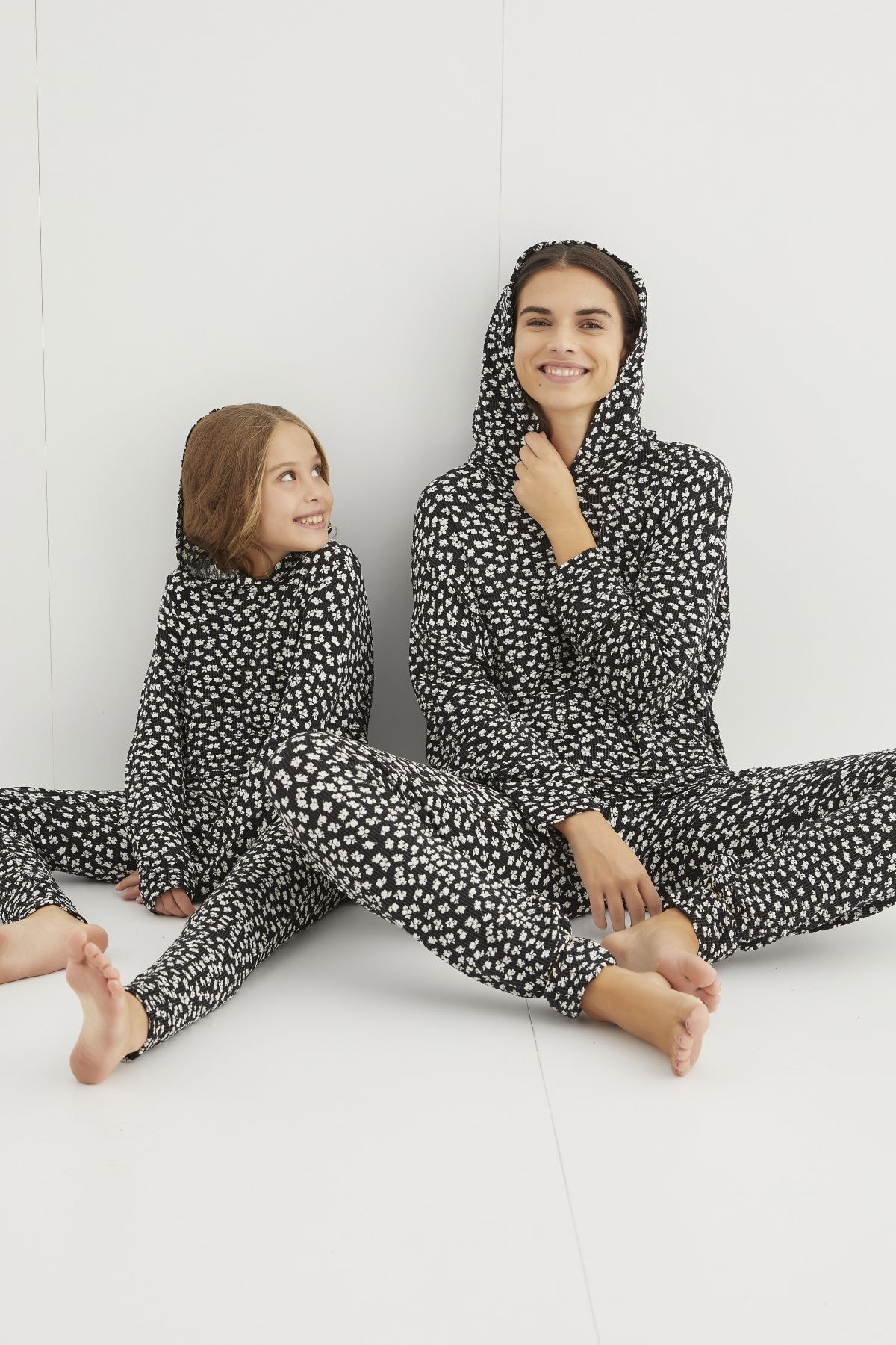 Siyah İnci Desenli Örme Kaşkorse Kapişonlu Pijama Takım