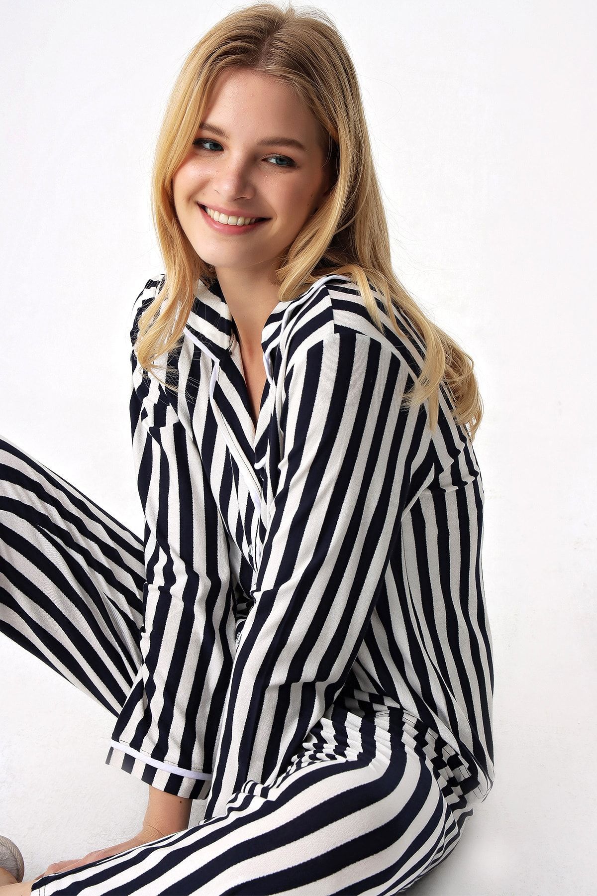 Trend Alaçatı Stili Kadın Lacivert-Beyaz Gömlek Yaka Pijama Takım