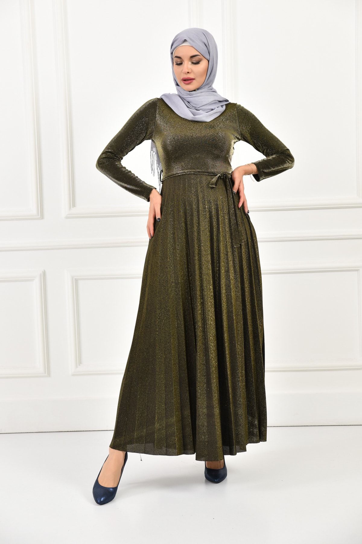 Ceylen Kadın Haki Yuvarlak Yakalı Eteği Pileli Kendinden Kemerli Uzun Tesettür Simli Abiye Elbise