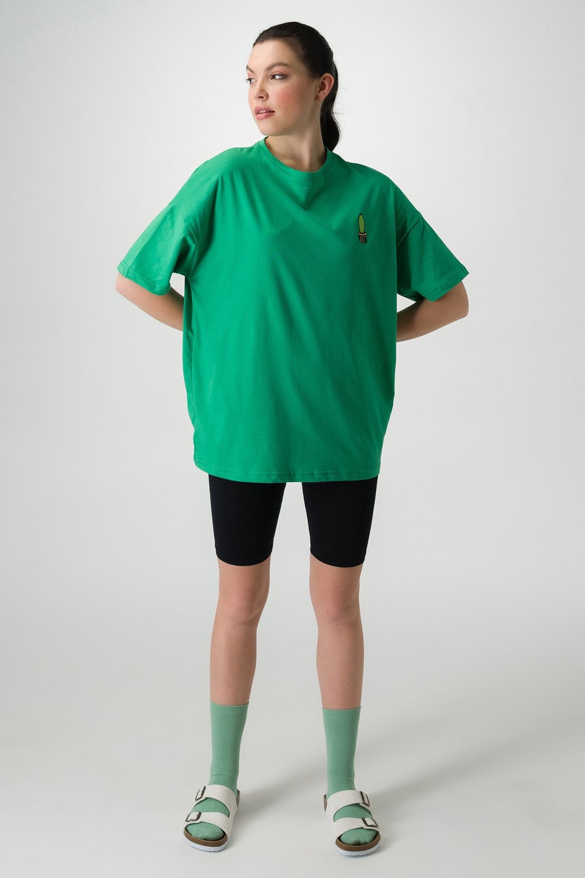 Runever Koyu Yeşil Oversize Nakış Detaylı Kadın T-shirt Biker Tayt Takım 22093