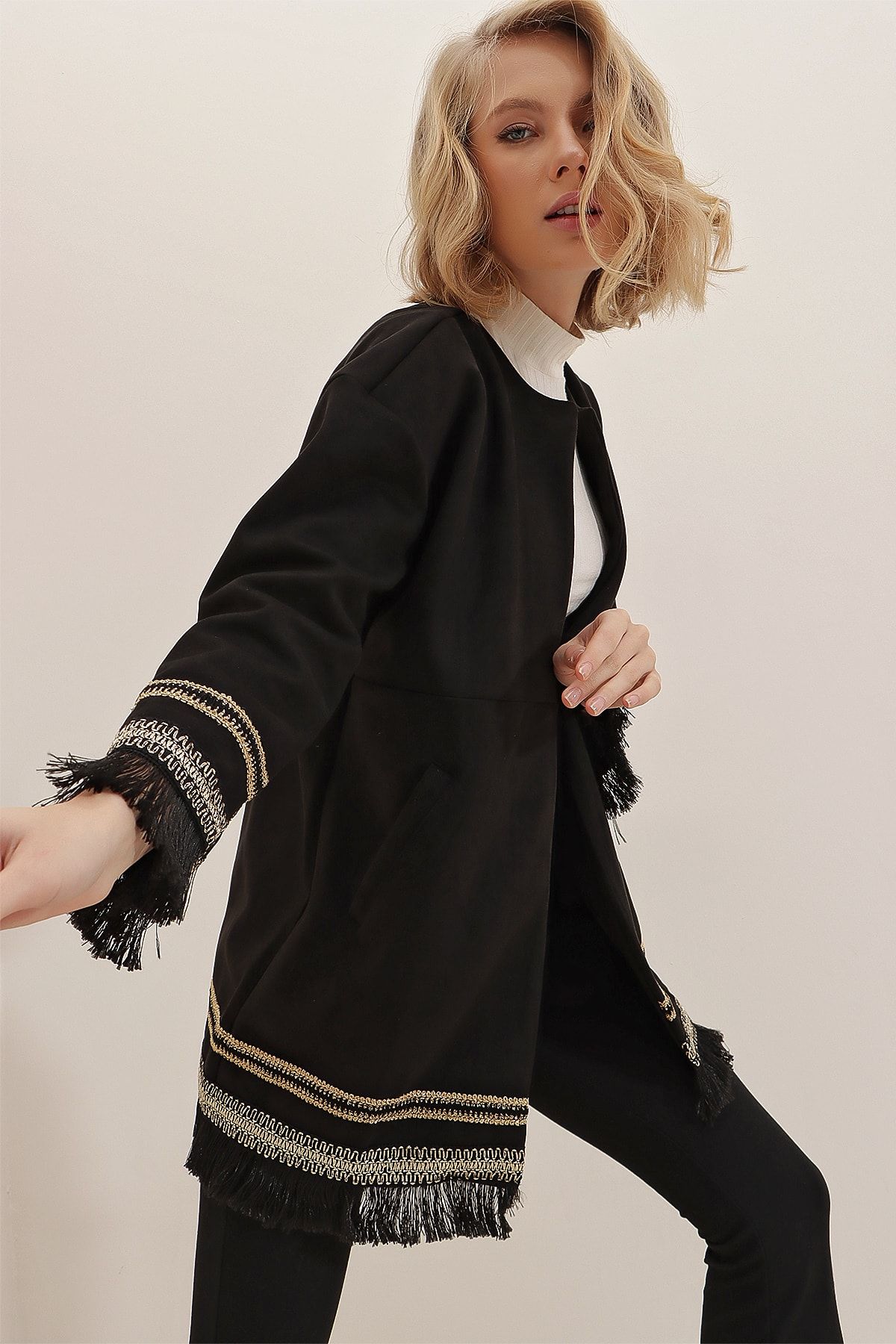 Trend Alaçatı Stili Kadın Siyah Kordana Nakışlı Kolu Ve Etek Ucu Püsküllü Süet Ceket ALC-X7486