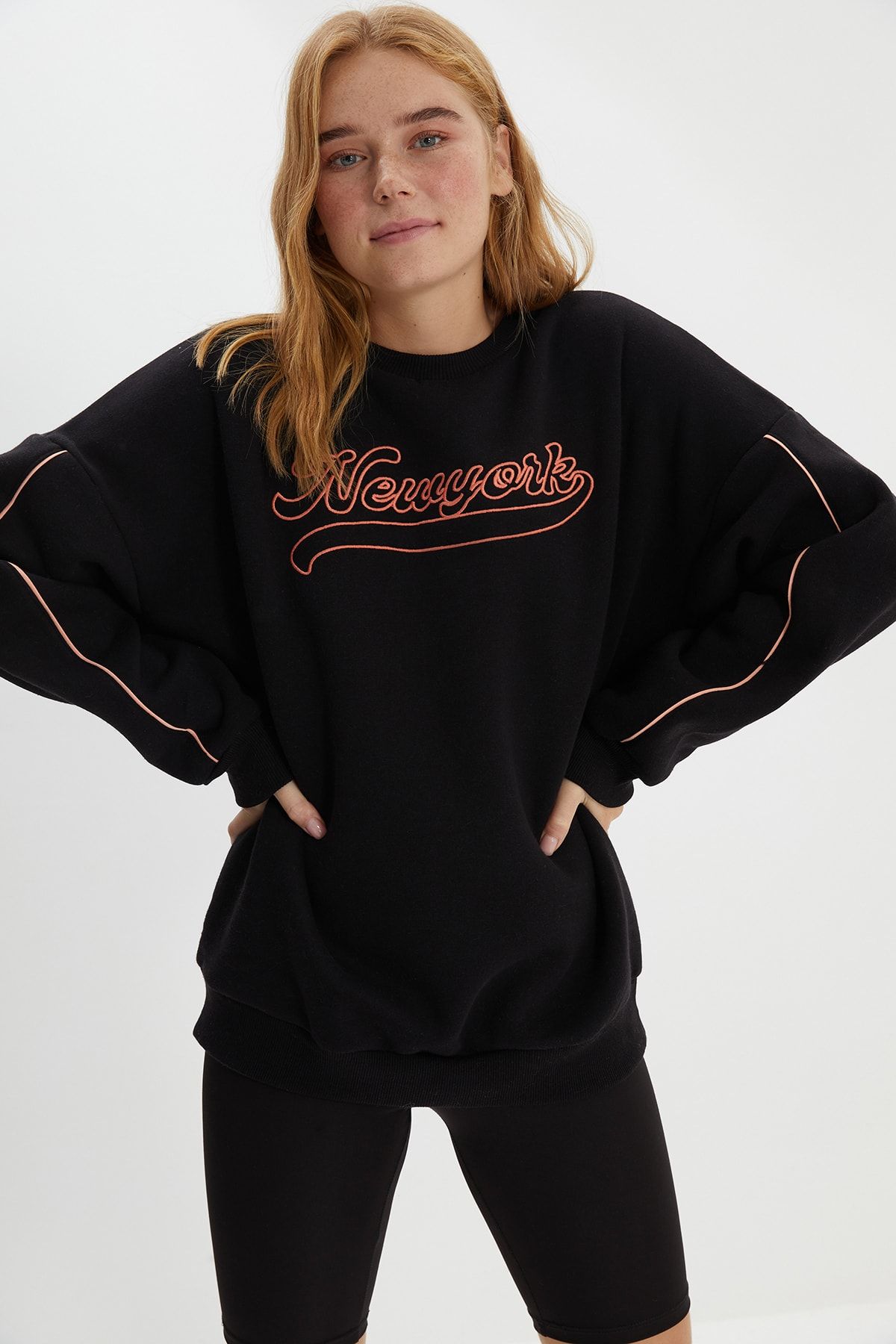 TRENDYOLMİLLA Siyah Nakışlı Oversize Şardonlu Spor Sweatshirt TWOAW22SW2206