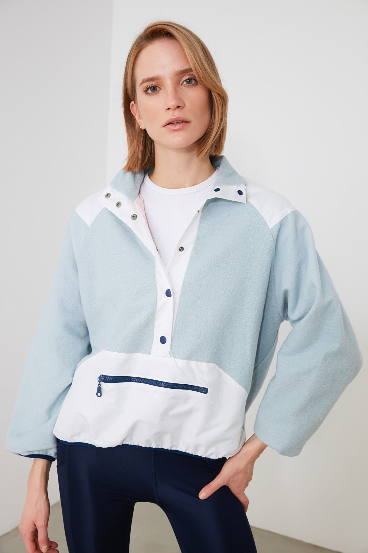 TRENDYOLMİLLA Mavi Polar ve Paraşüt Kumaş Detaylı Çift Taraflı Giyilebilir Spor Sweatshirt TWOAW20SW0410