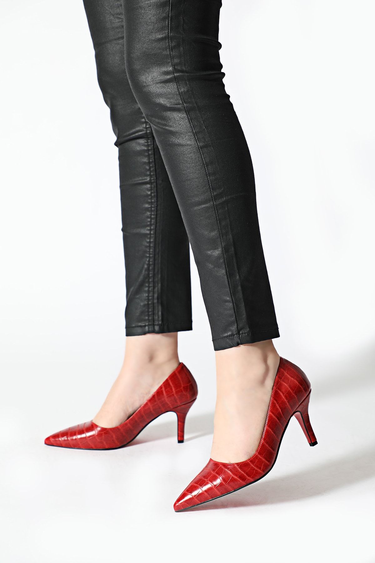 ALTINAYAK Kadın Kırmızı Aynalı Ökçe Sivri Klasik Topuklu Ayakkabı