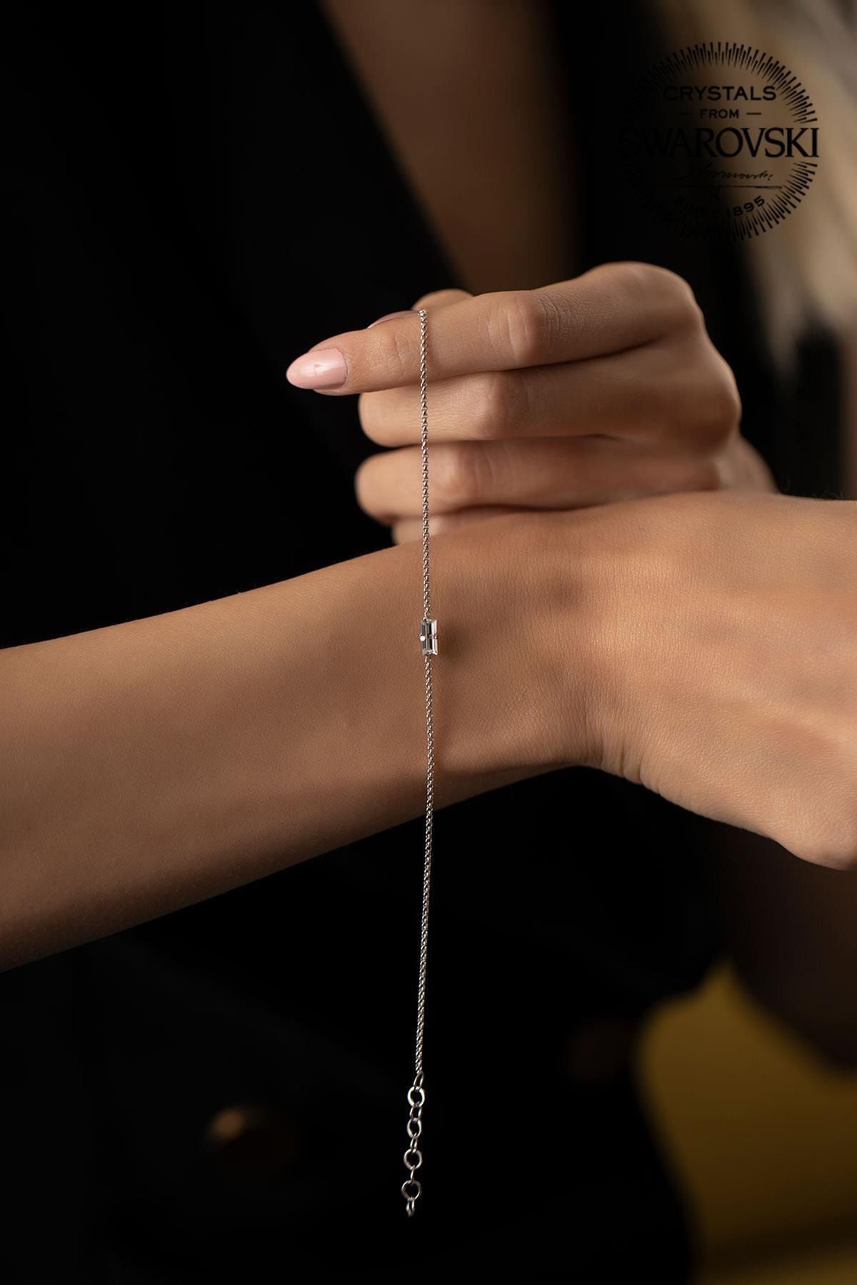 İzla Design Kadın Swarovski Taşlı Çubuk Model Gümüş Bileklik