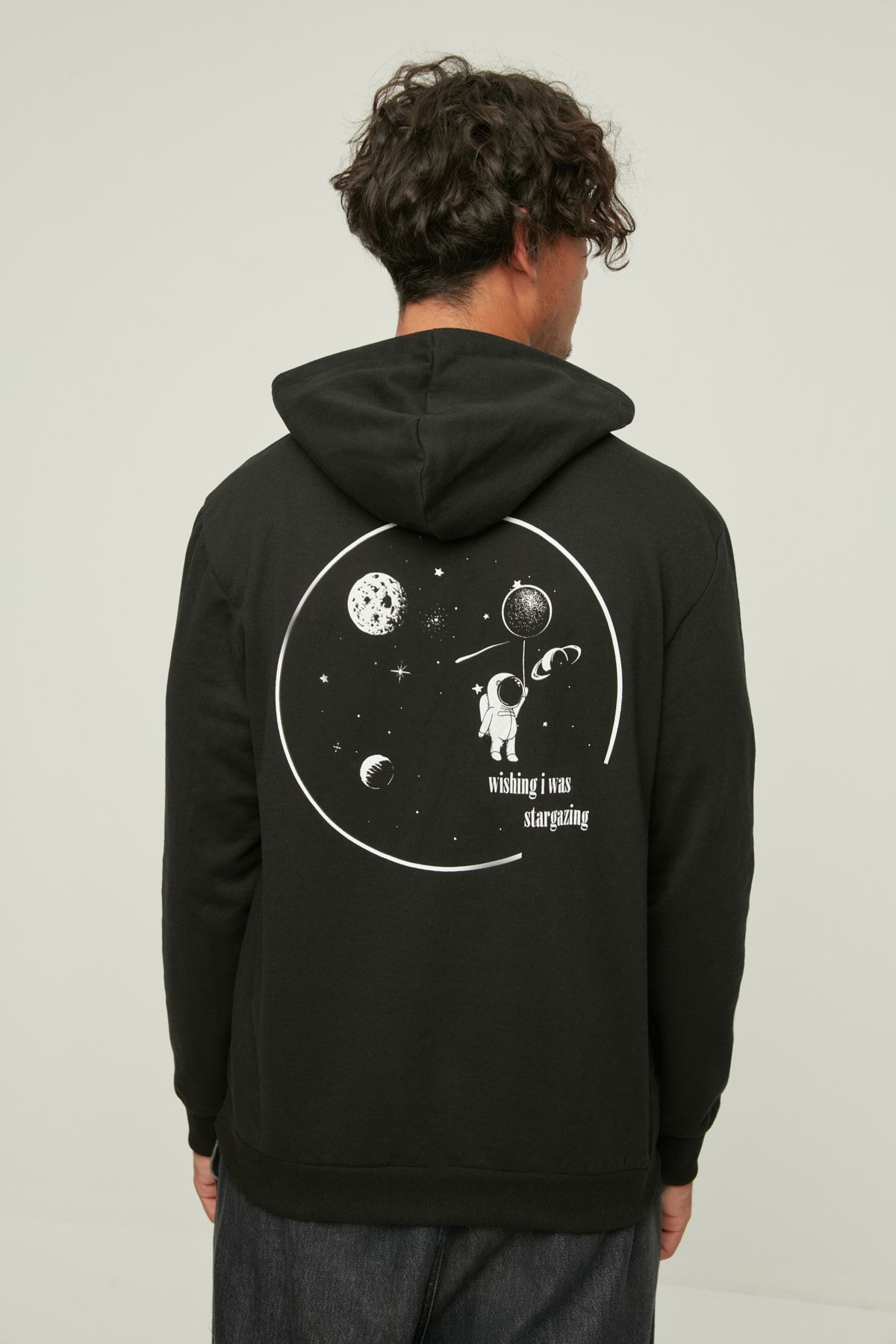 TRENDYOL MAN Siyah   Regular/Normal Kesim Kapüşonlu Uzay Baskılı Pamuklu Sweatshirt TMNAW21SW0635
