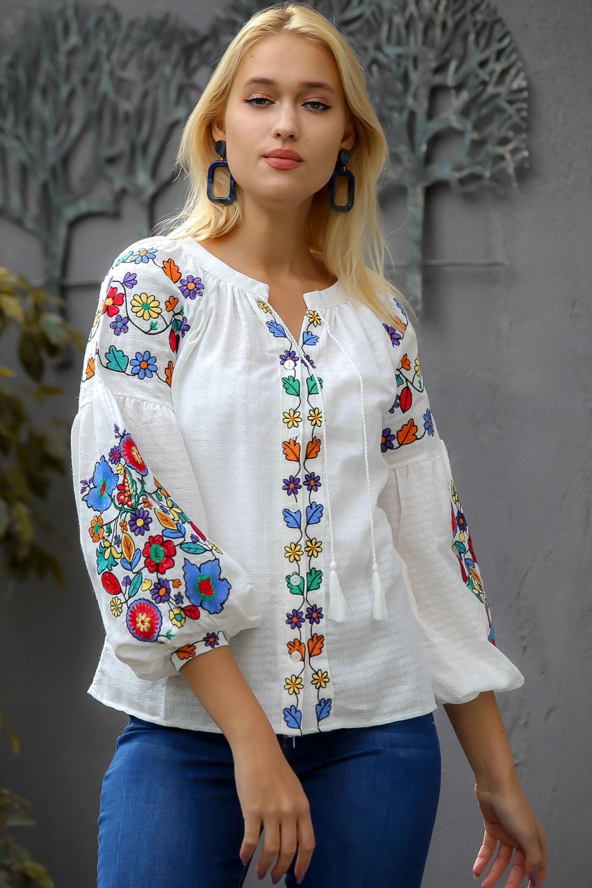 Chiccy Kadın Beyaz Bağlama Detaylı Anadolu'Nun Çiçekleri Nakışlı Balon Kol Bluz M10010200BL94698