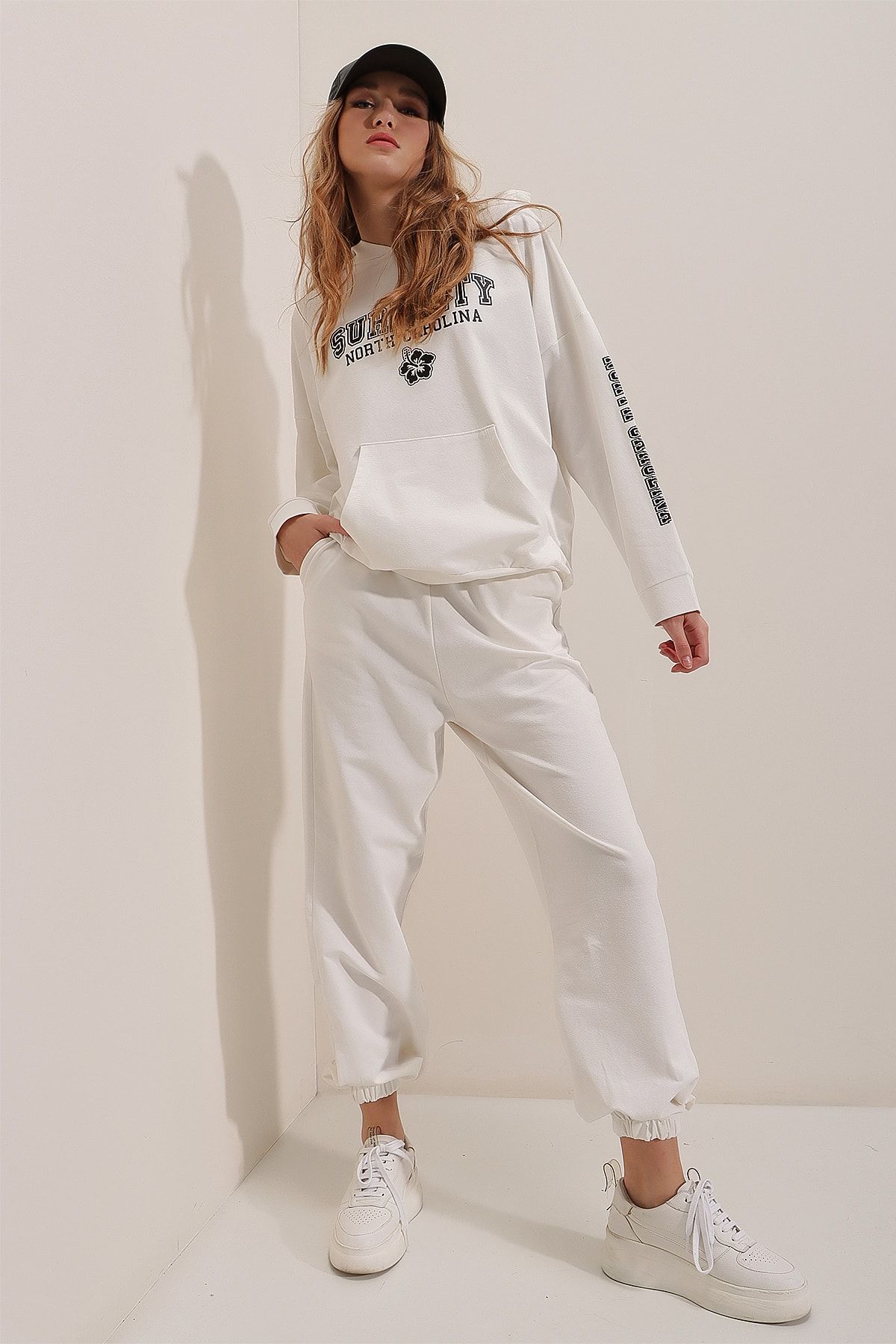 Trend Alaçatı Stili Kadın Beyaz Kapüşonlu Kanguru Cepli Kol Ve Önü Baskılı Kışlık Eşofman Takım ALC-531-664-002