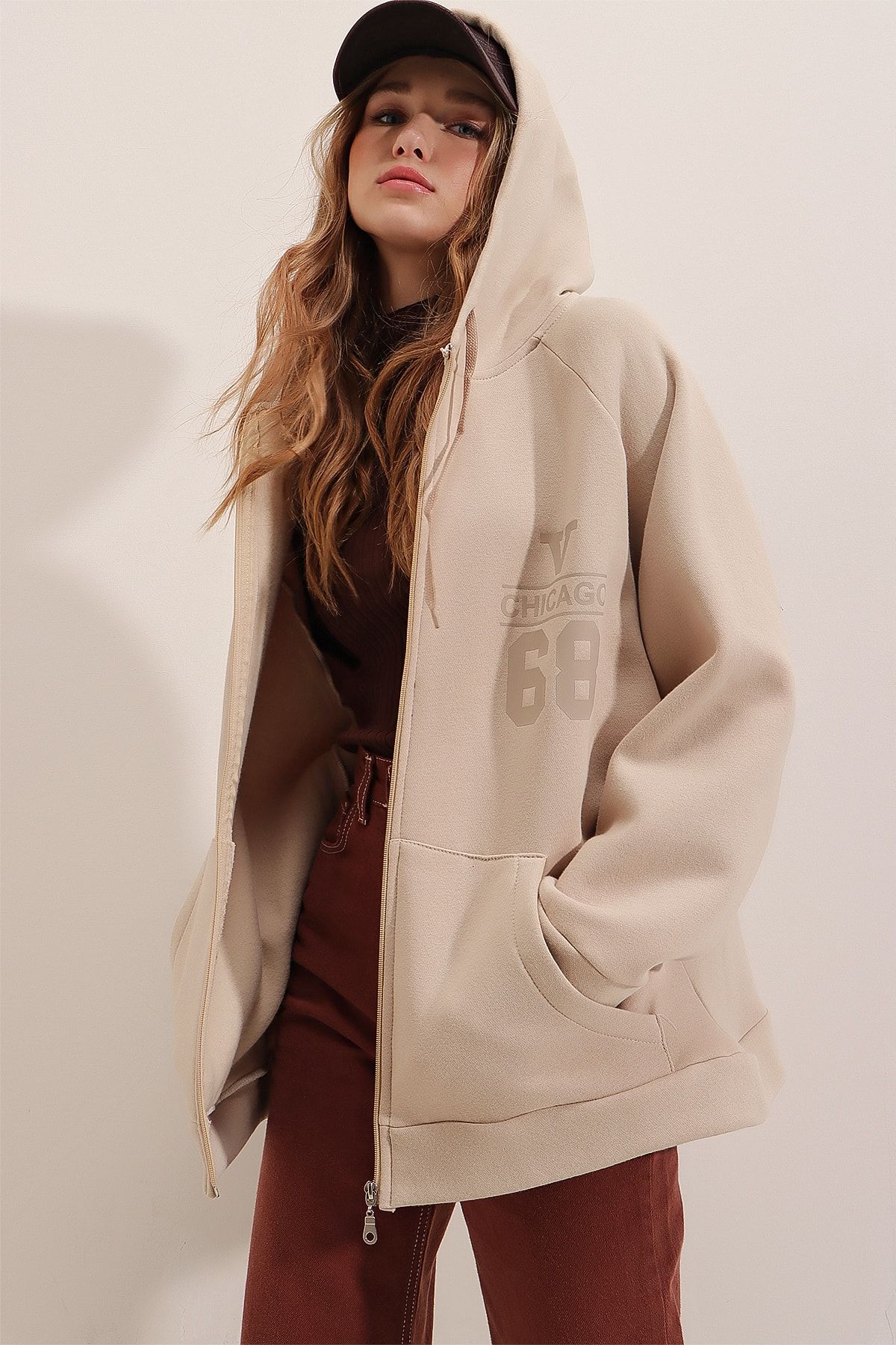 Trend Alaçatı Stili Kadın Bej Kapüşonlu İçi Polarlı Oversize Baskılı 3 İplik Fermuarlı Sweatshirt Ceket ALC-X7578