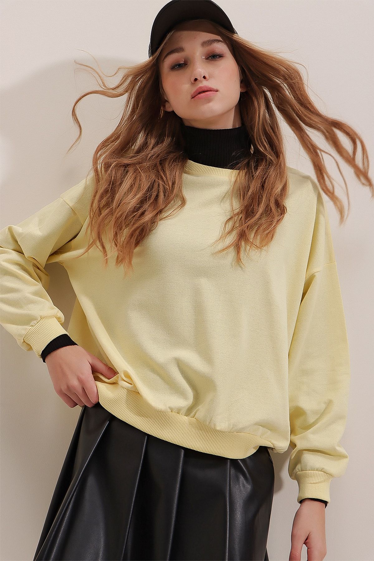Trend Alaçatı Stili Kadın Sarı Bisiklet Yaka Oversize Basic Sweatshirt ALC-669-001