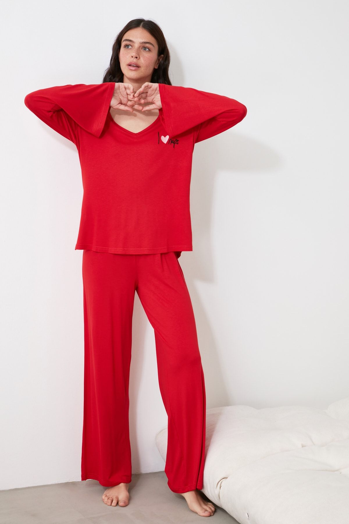 TRENDYOLMİLLA Kırmızı V Yaka Örme Pijama Takımı THMAW21PT0061