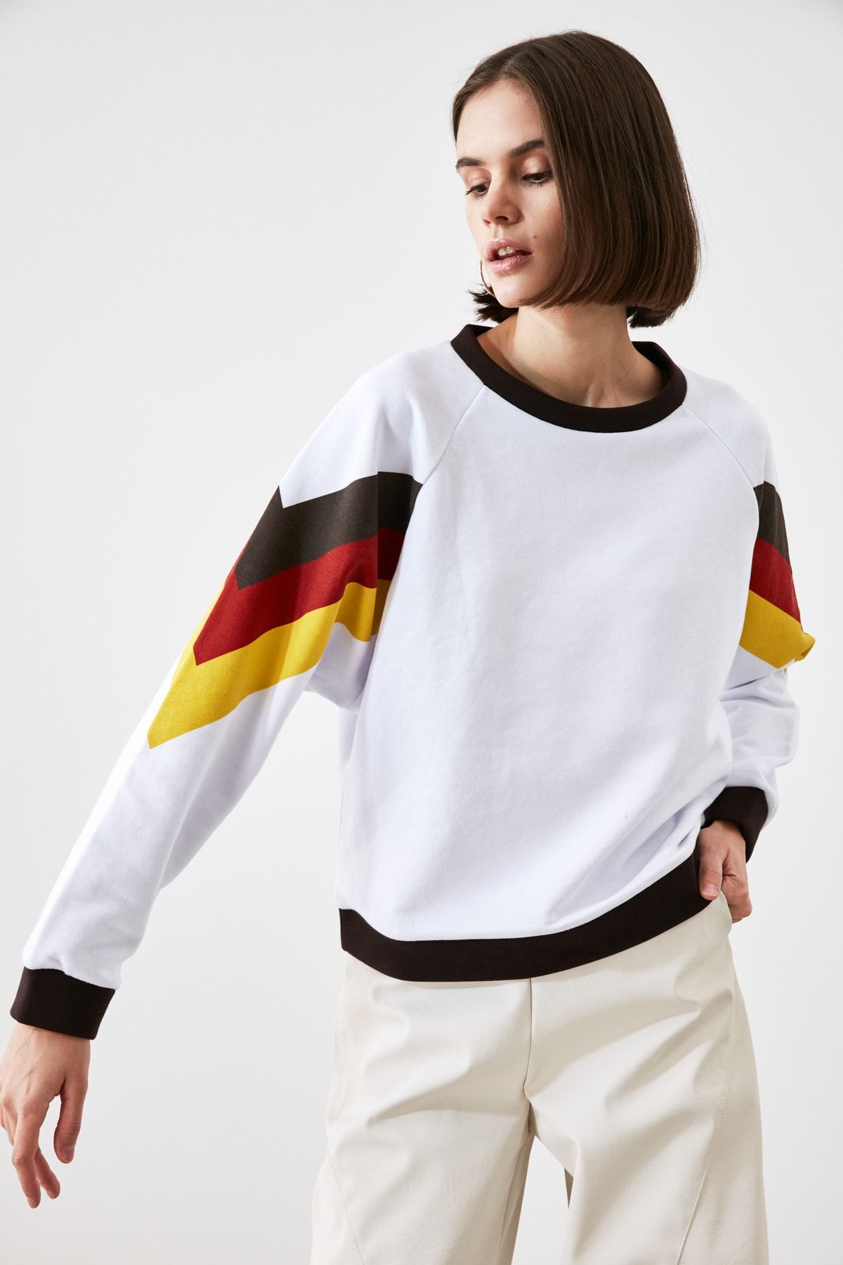 TRENDYOLMİLLA Beyaz Kolları Renk Bloklu Örme Sweatshirt TWOAW21SW1857