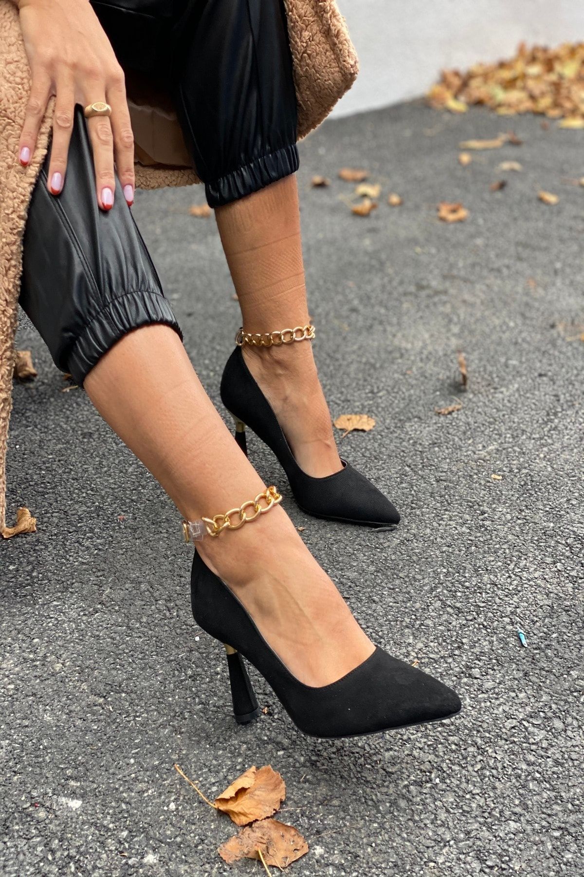 İnan Ayakkabı Kadın Siyah Sivri Burun Bilek Zincir Detaylı Topuklu Ayakkabı