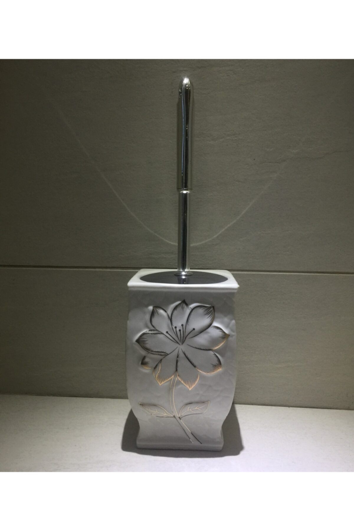 MADAME LUDA El Işlemeli Kabartma Desenli Metal Sap Kapaklı 1. Sınıf Porselen Klozet Fırçası.