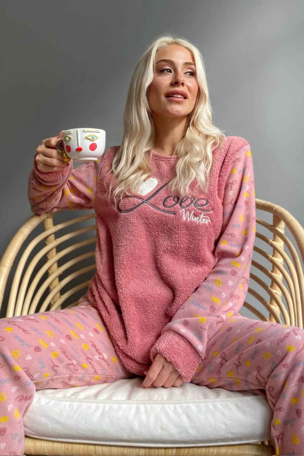 Pijamaevi Pembe Love Winter Desenli Kadın Peluş Pijama Takımı