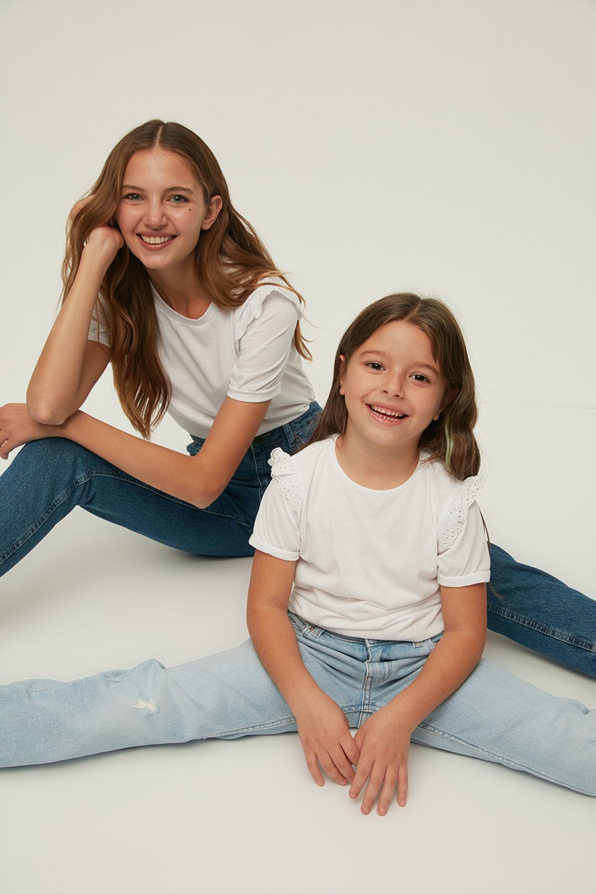 TRENDYOLKIDS Beyaz Fırfırlı Kız Çocuk Örme T-Shirt TKDAW22TS0006