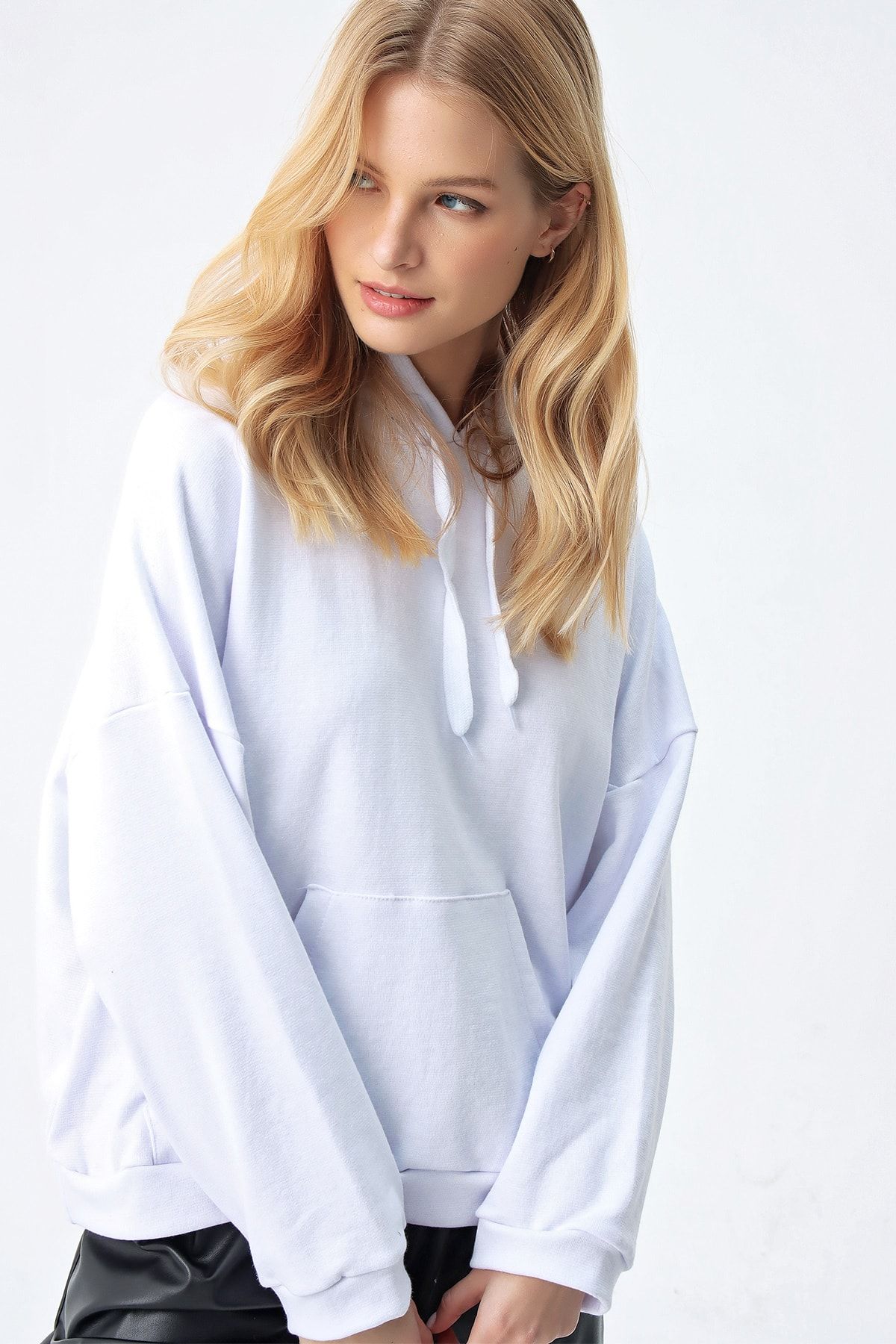 Trend Alaçatı Stili Kadın Beyaz Kapüşonlu Kanguru Cep Sweatshırt ALC-X5161