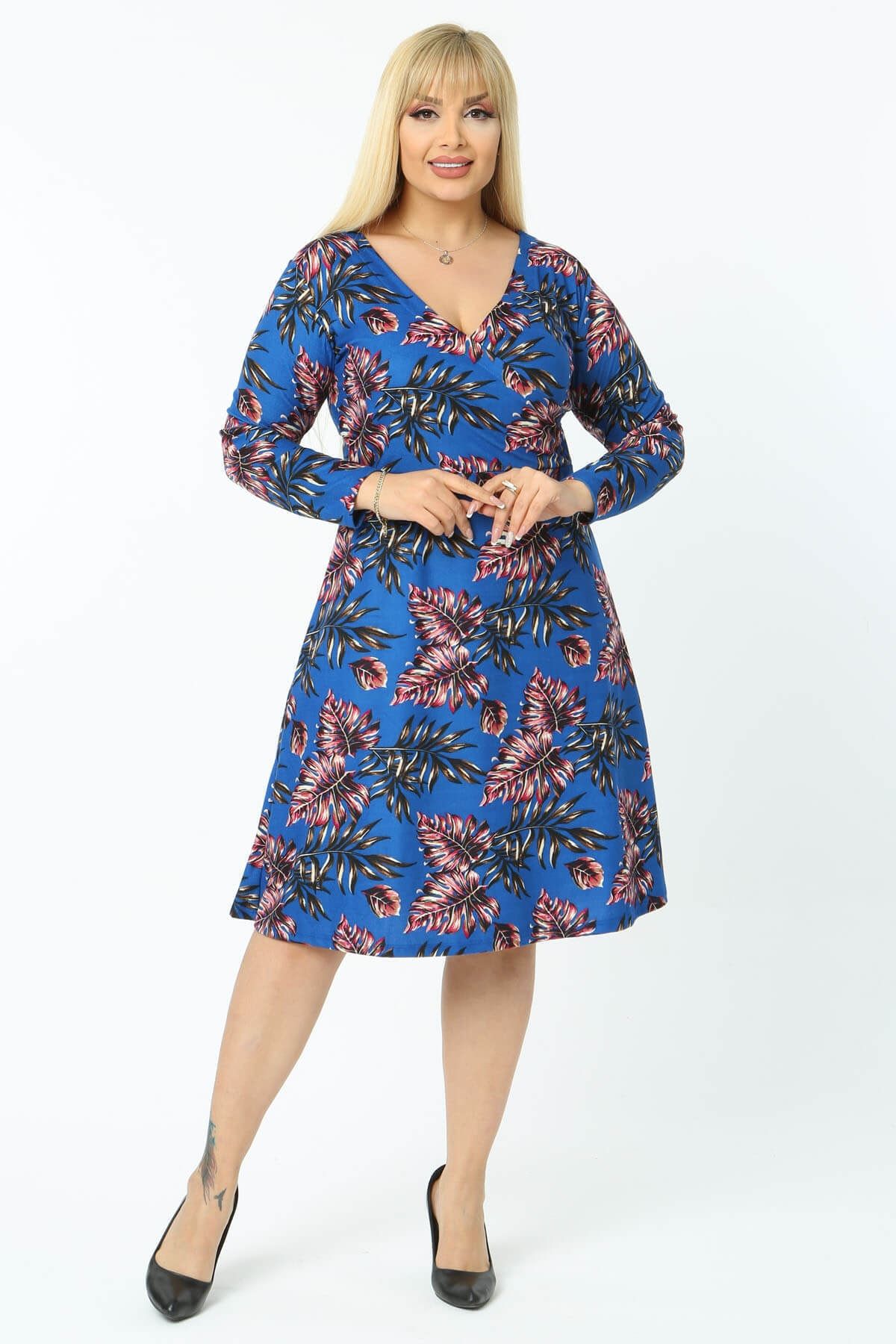 Genel Markalar Kadın Mavi Floral Desenli Kruvaze Yaka Büyük Beden Süet Elbise