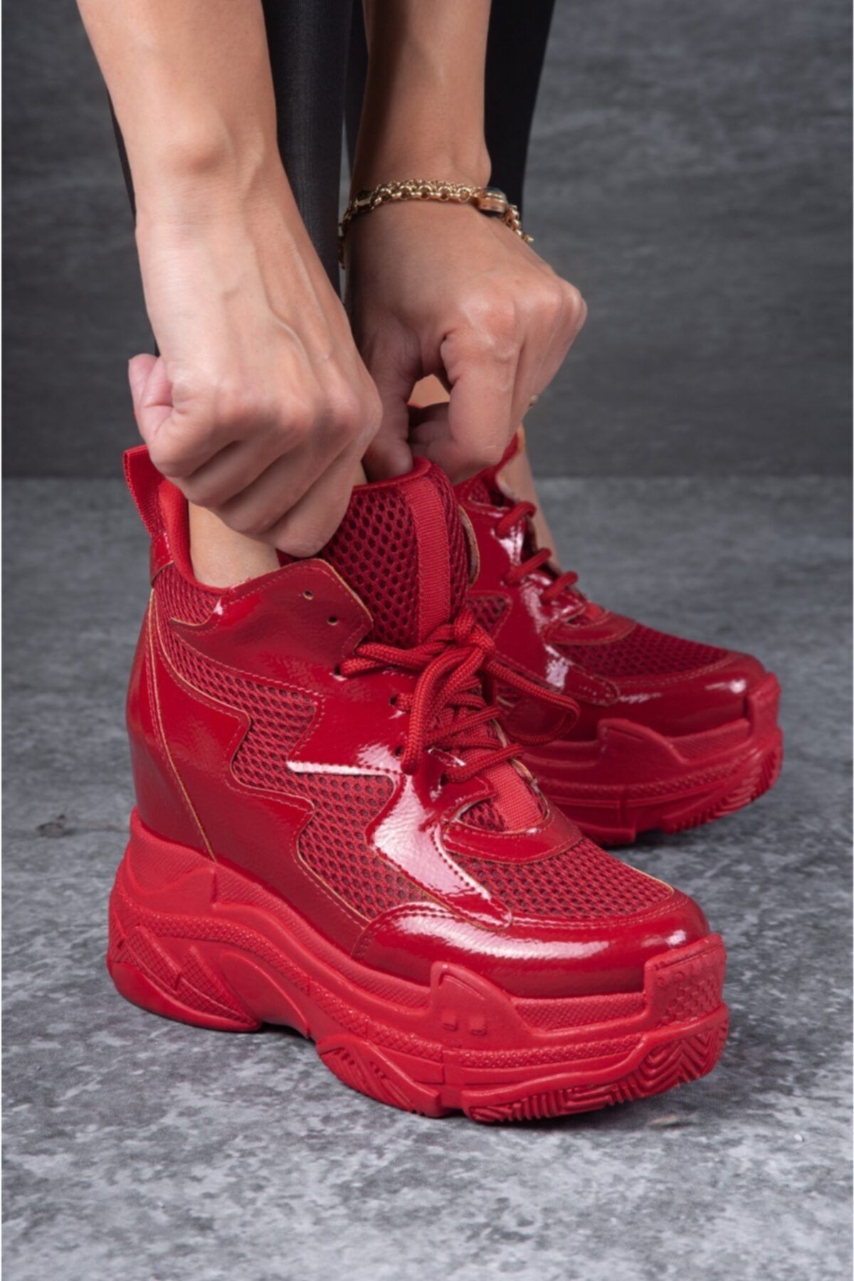 Tarz Topuklar Kadın Bağcıklı Gizli Dolgu Topuklu Parlak Kırmızı Spor Ayakkabı