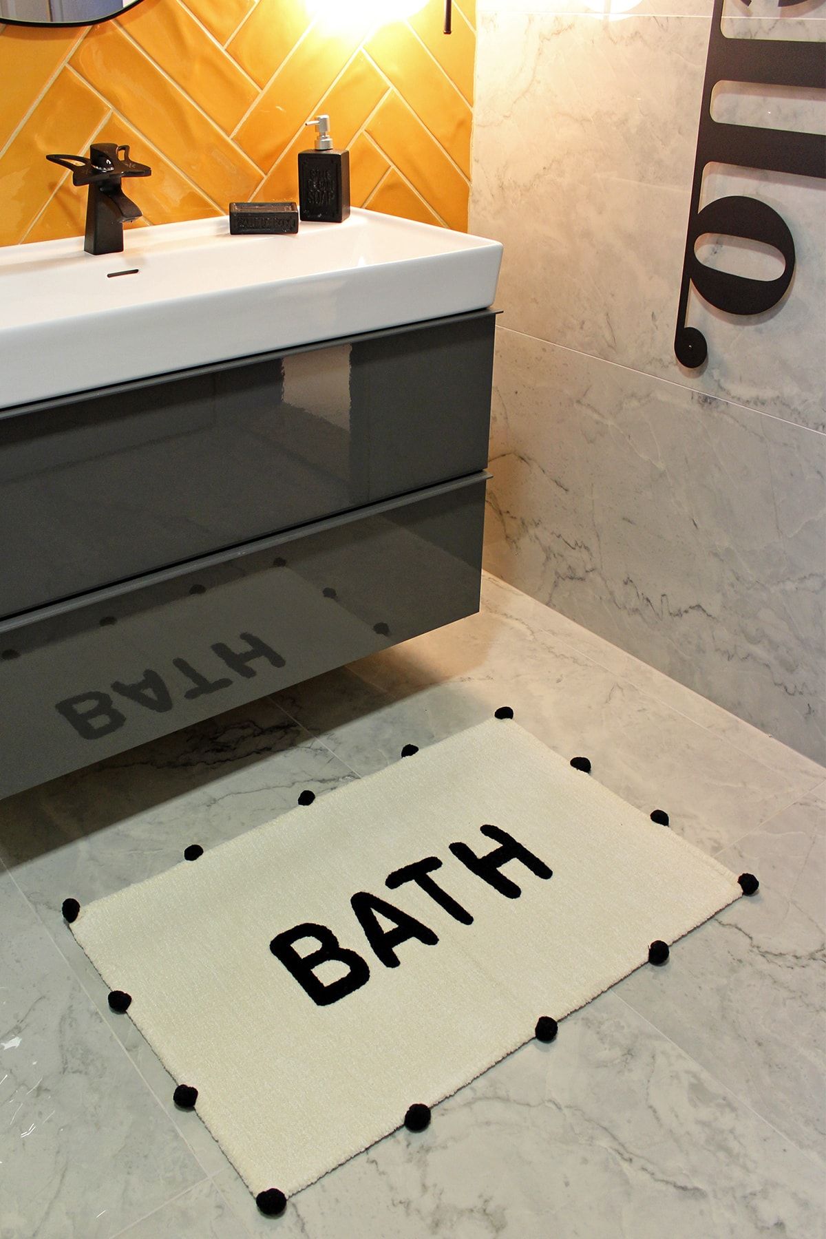 RUGSMODERN Bath Siyah Ponpon Detaylı Yazılı Banyo Paspası 90×57