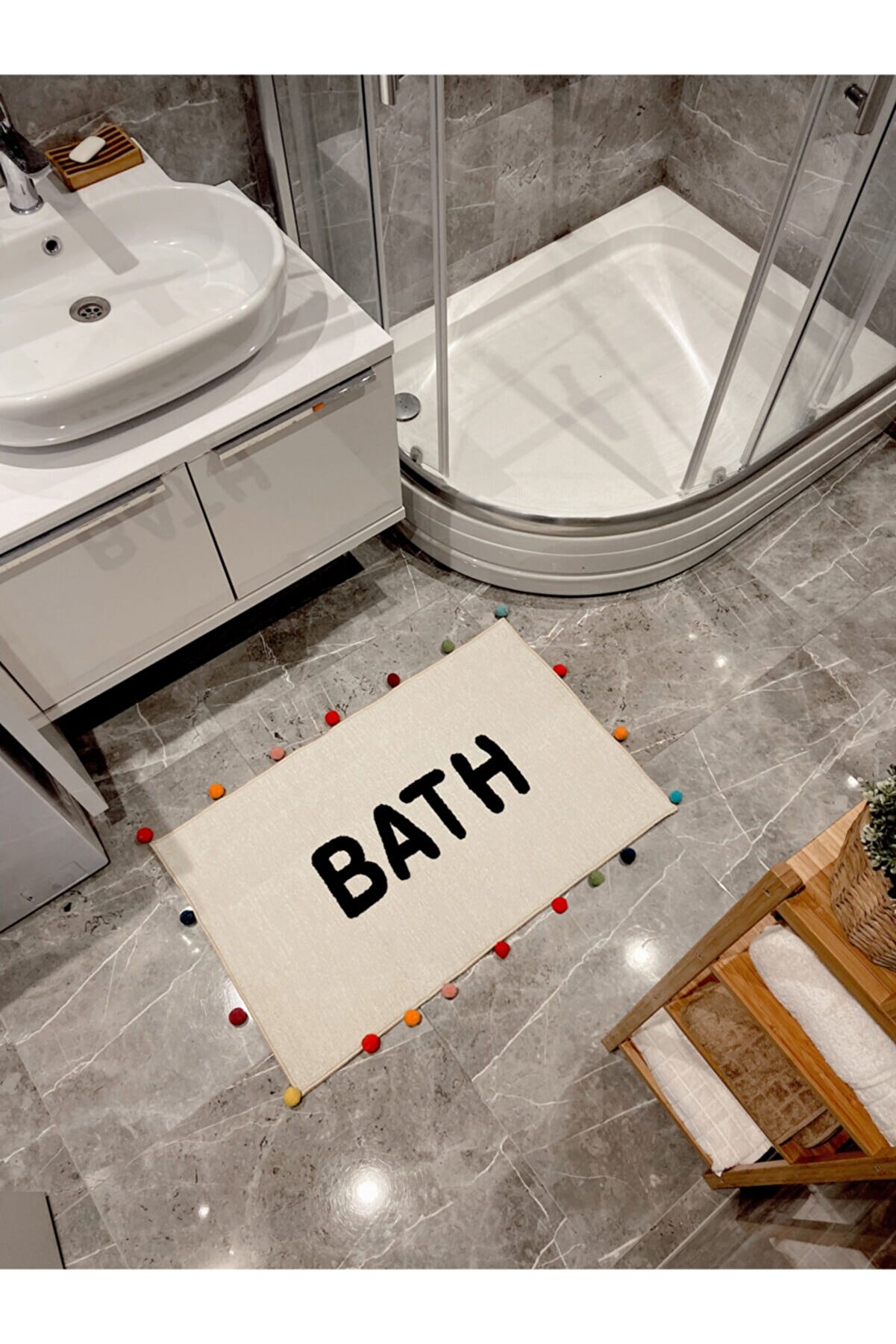 RUGSMODERN Bath Yazılı Ponponlu Banyo Paspası 90×57