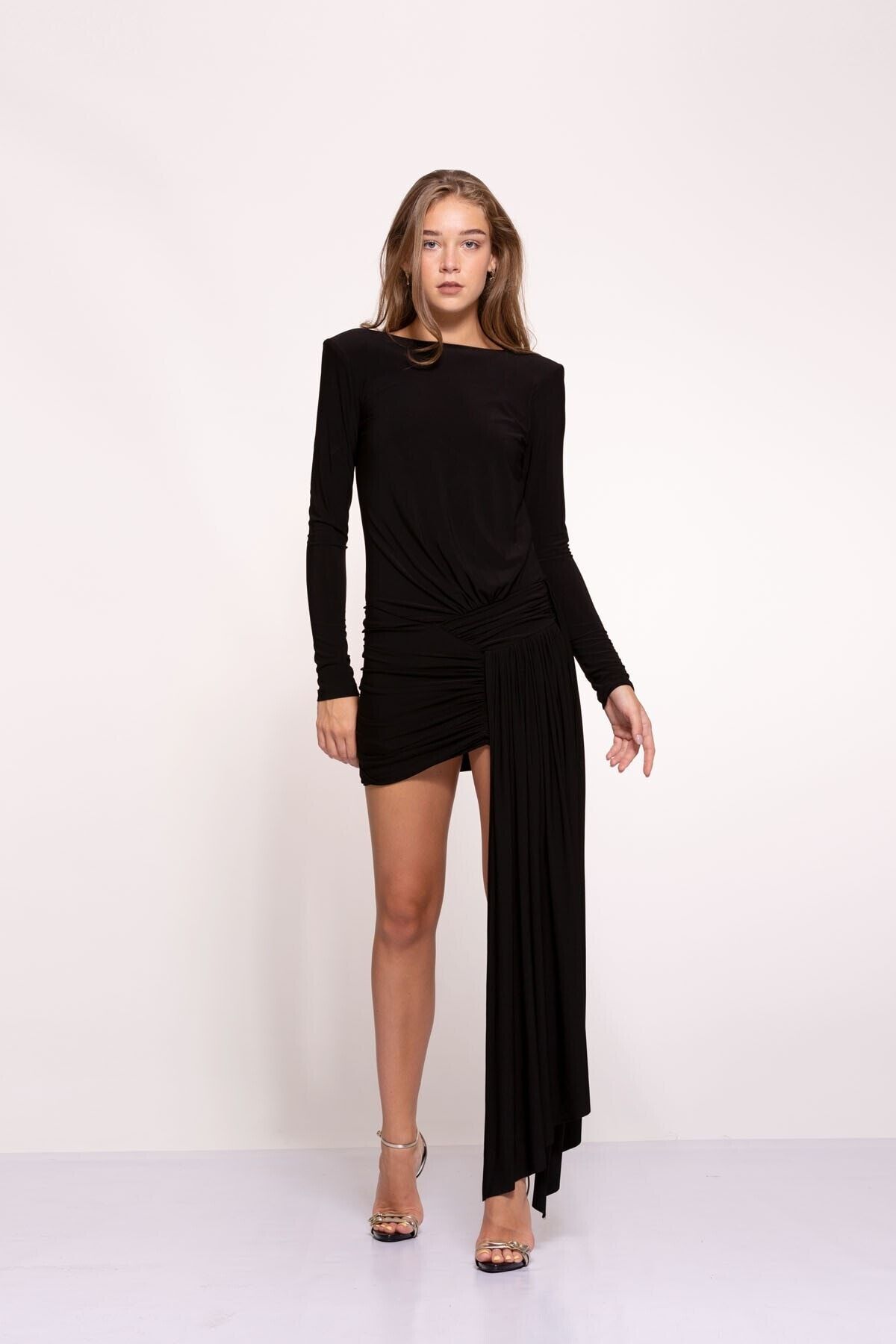 TUBA ERGIN Kadın Siyah Asimetrik Etek Detaylı Sırt Dekolteli Mini Berta Elbise