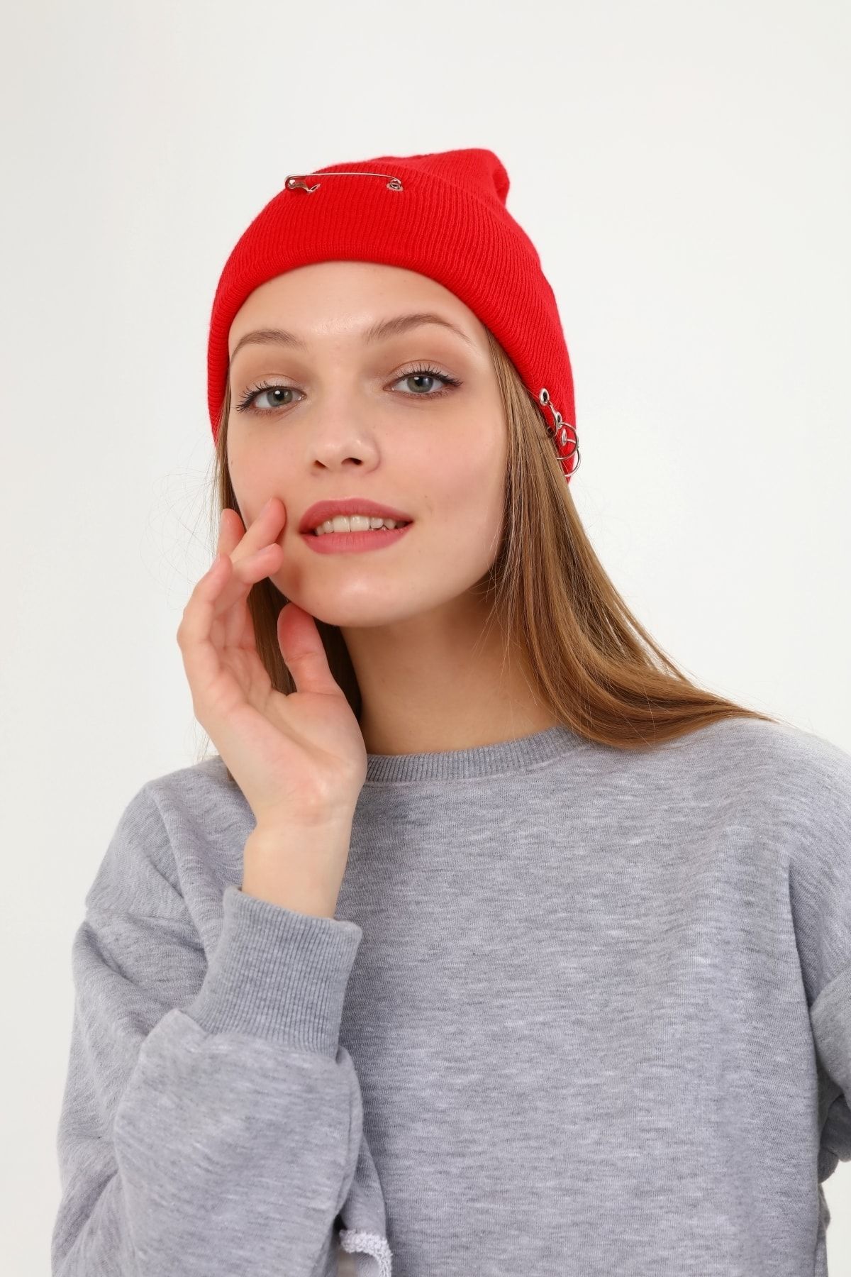 Güce Unisex Kırmızı Halka Piercing Ve Çengelli Iğne Detaylı Bere Şapka Gc019002