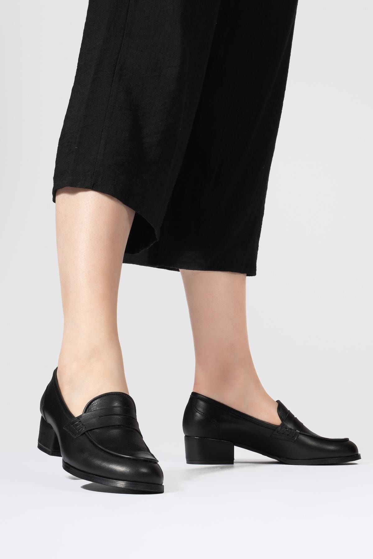 CZ London Kadın Siyah Hakiki Deri Topuklu Yuvarlak Burun Loafer Ayakkabı