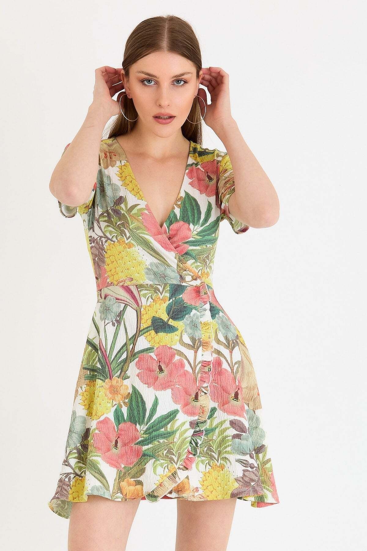 UNV COLLECTION Kadın Yeşil V Yaka Yazlık Çiçek Detaylı Kısa Kollu Mini Elbise
