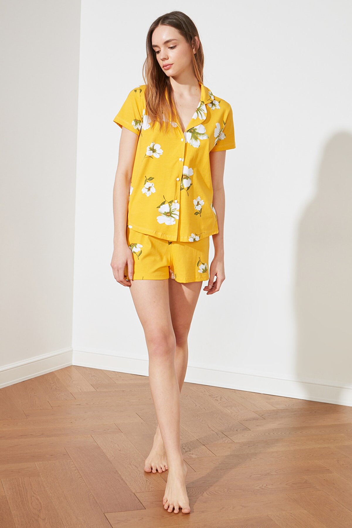 TRENDYOLMİLLA Sarı Çiçek Baskılı Örme Pijama Takımı THMSS20PT0171