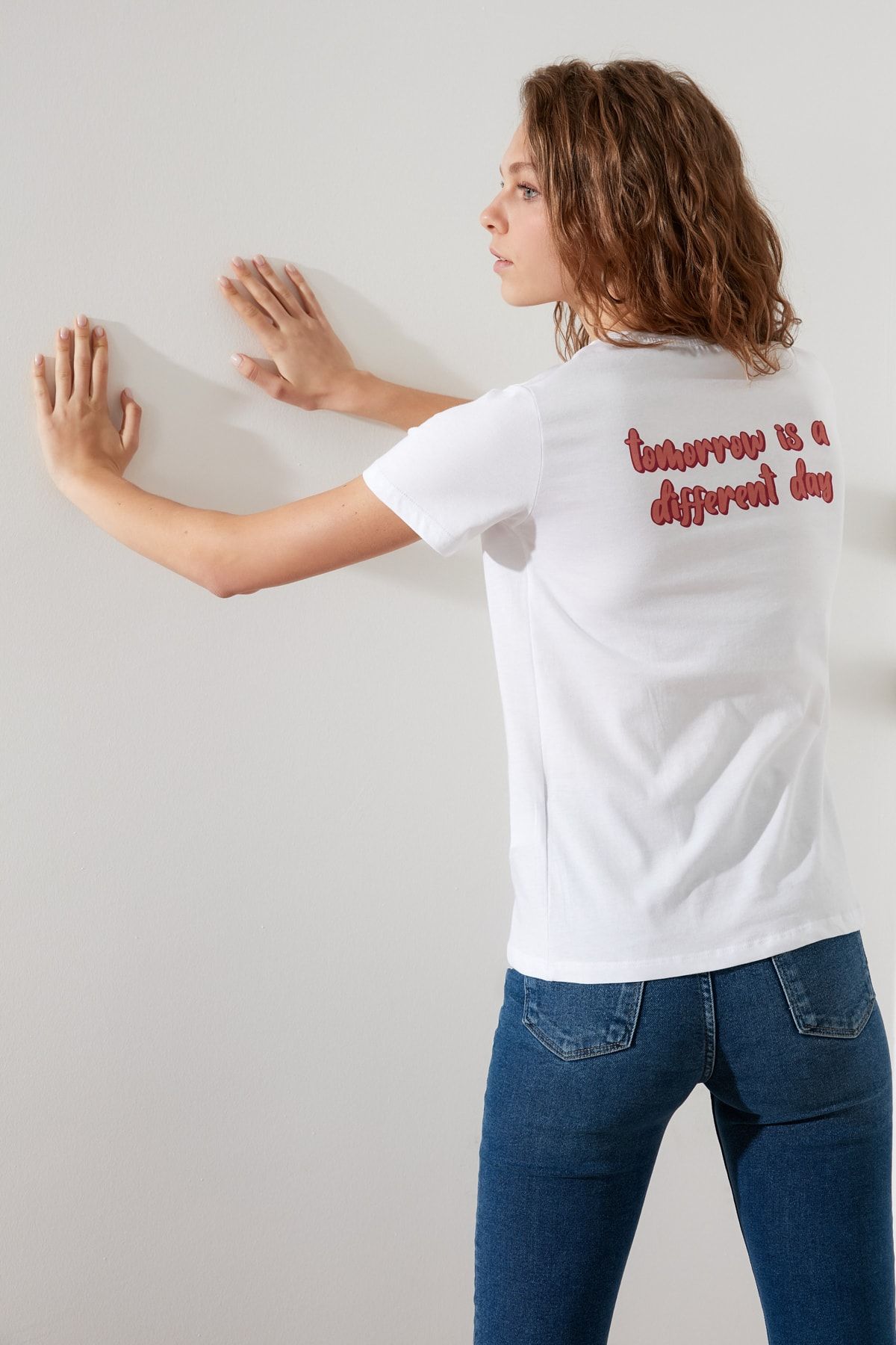 TRENDYOLMİLLA Beyaz Sırt Baskılı Basic Örme T-Shirt TWOSS21TS2067