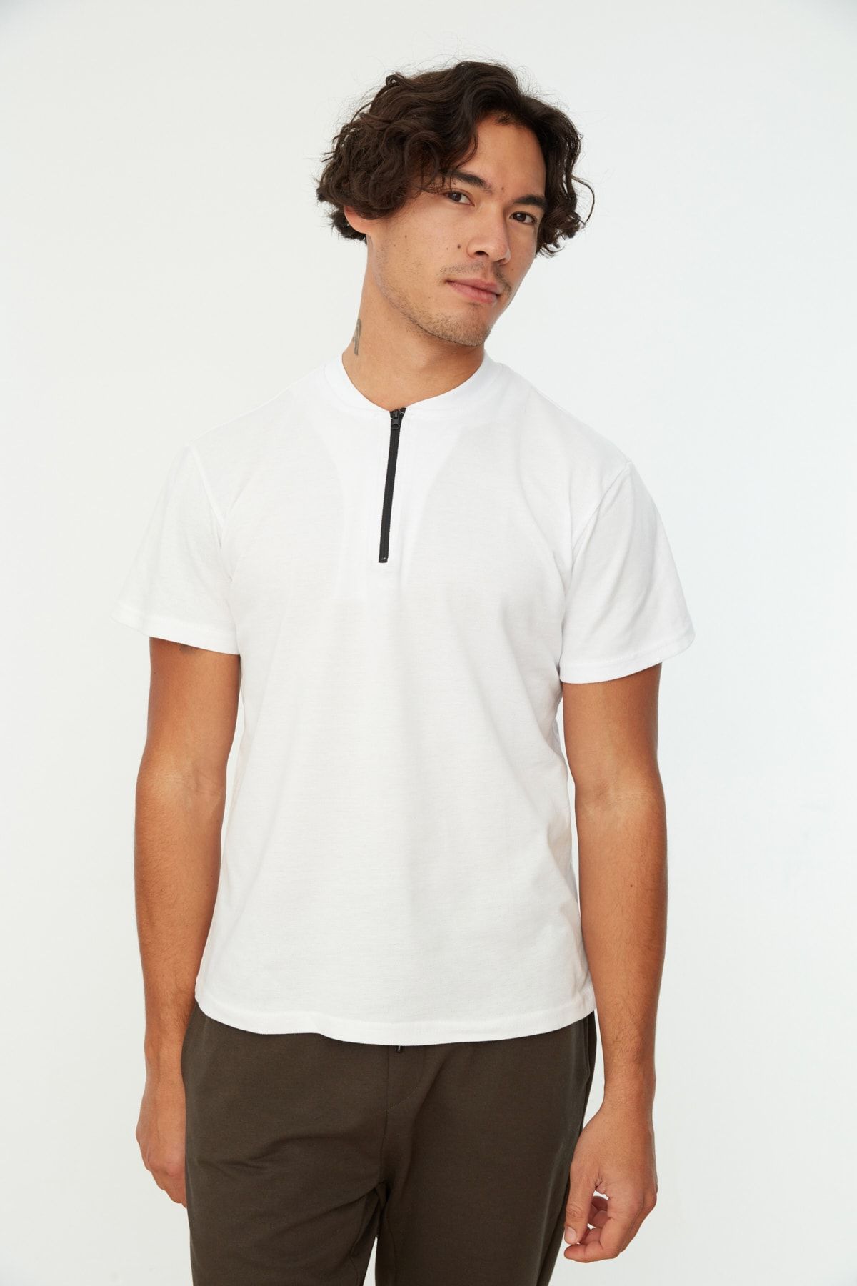 TRENDYOL MAN Beyaz  Slim/Dar Kesim Fermuarlı 100% Pamuklu T-Shirt TMNSS20TS0966