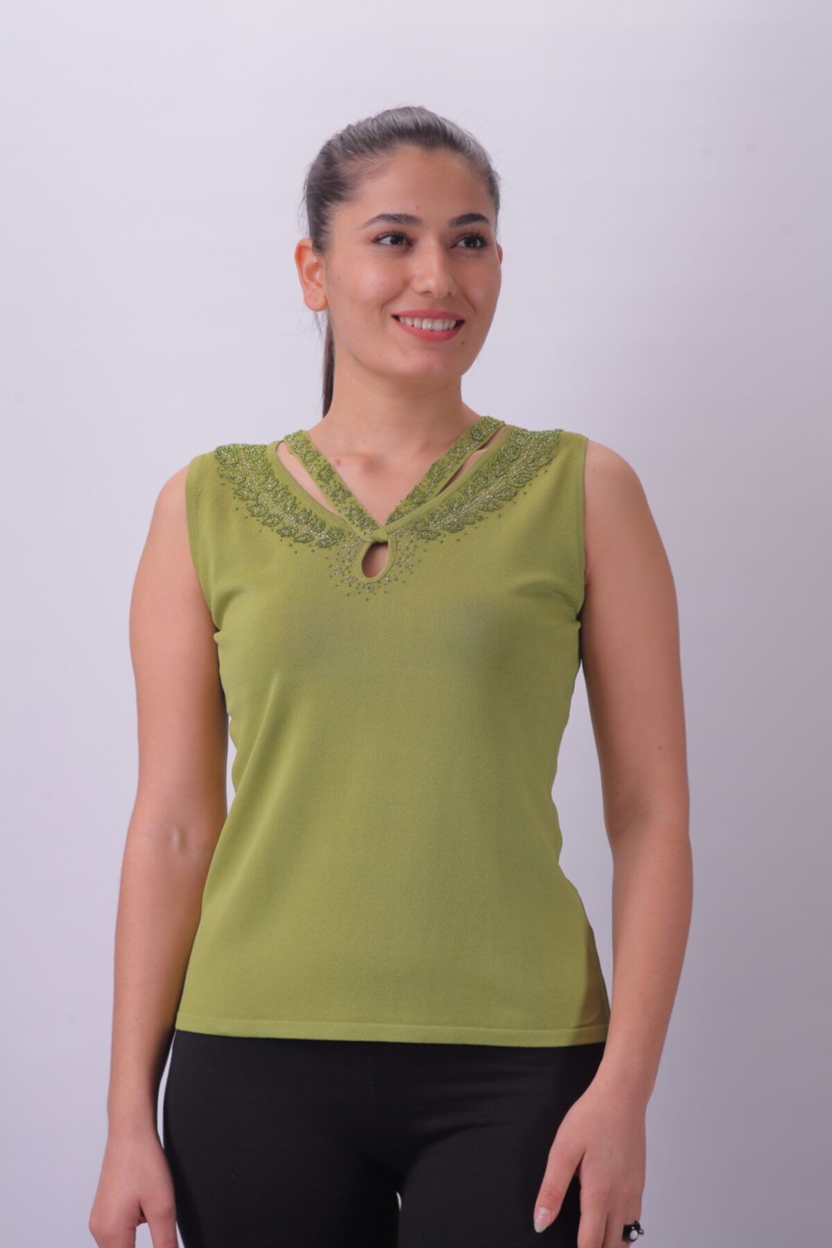 Sude Kadın Ithal Boncuk Işlemeli El Işi Kolsuz Yeşil Triko Bluz 6113